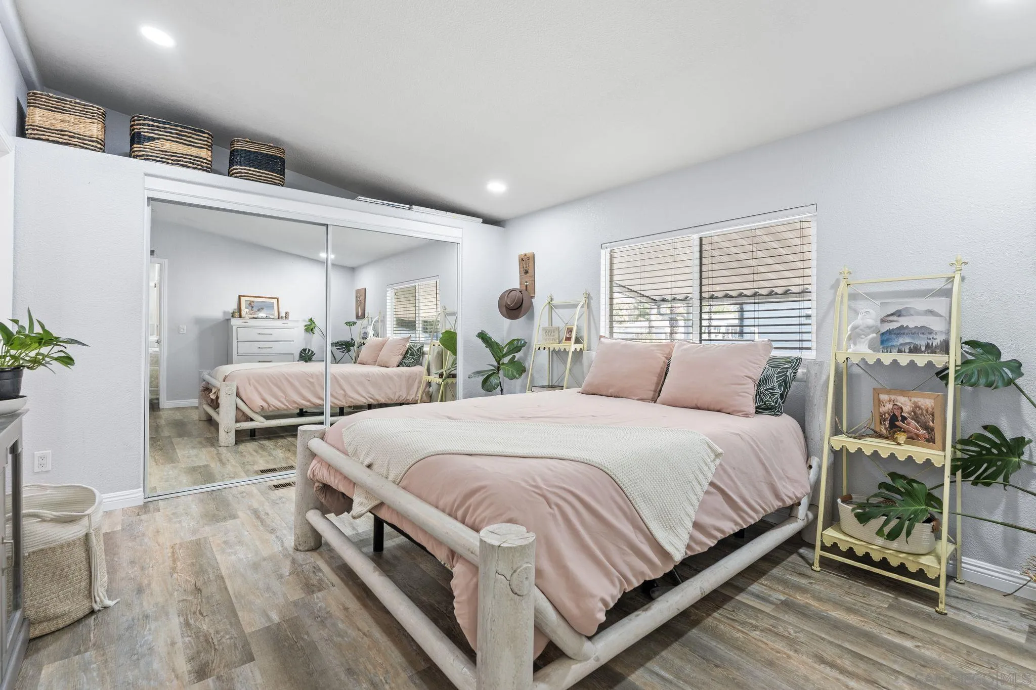 https://cdn.realtyfeed.com/cdn/127/260015113/a69e39ed035247e1b0d8912ea1496eac.webp