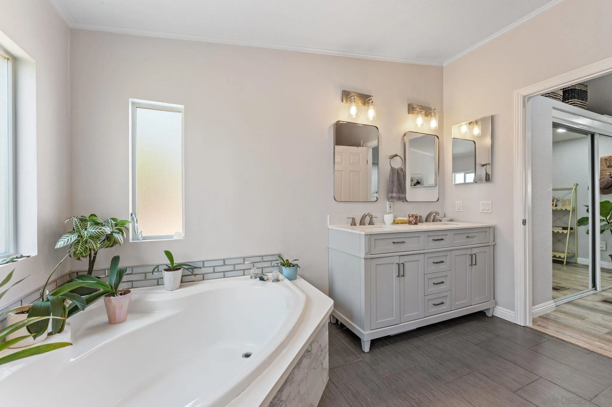 https://cdn.realtyfeed.com/cdn/127/260015113/f4d16d9230134d33bea2bc83e32d7182.webp