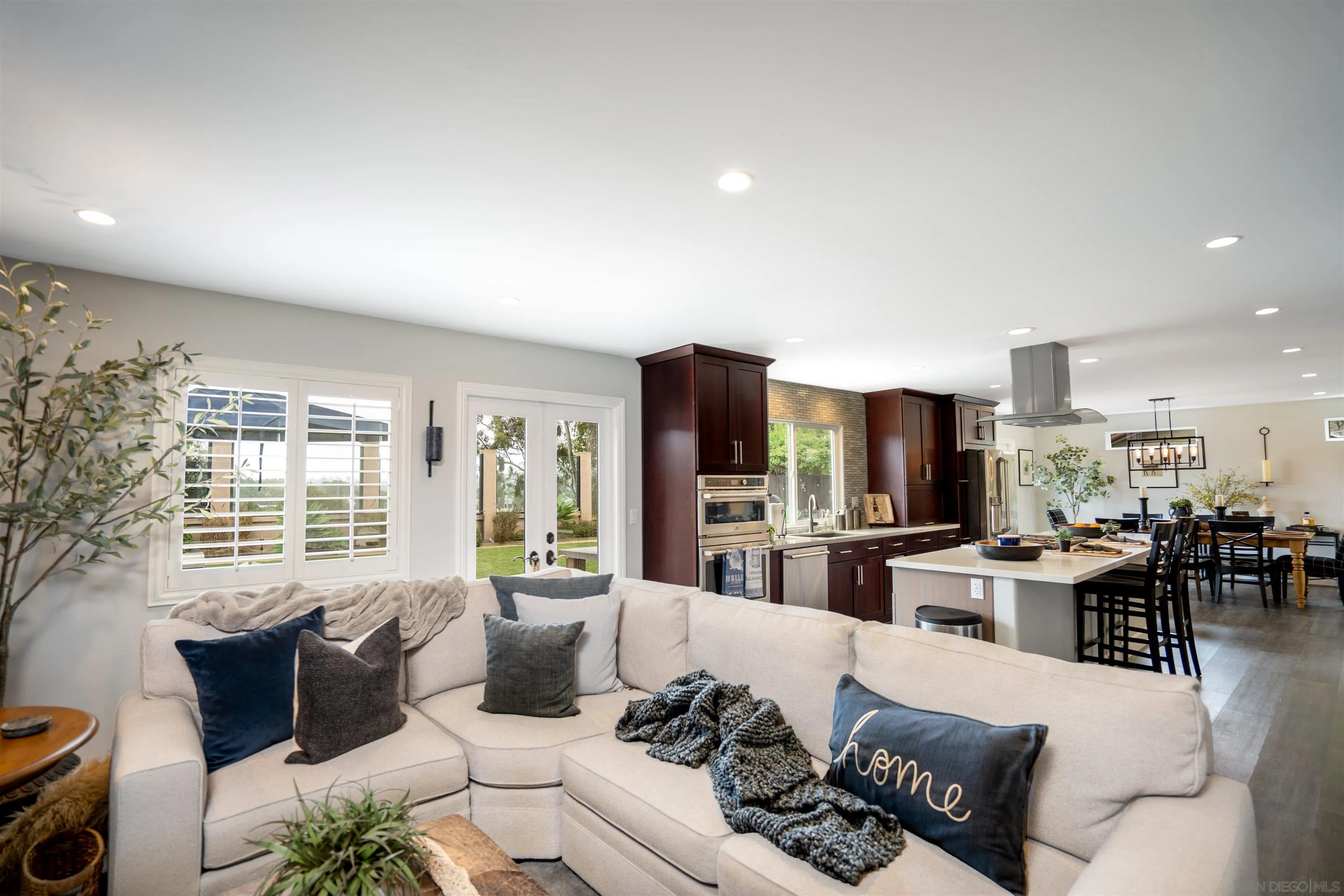 https://cdn.realtyfeed.com/cdn/127/260015114/346e7982dfa19ec642836ac5a9d05c32.webp