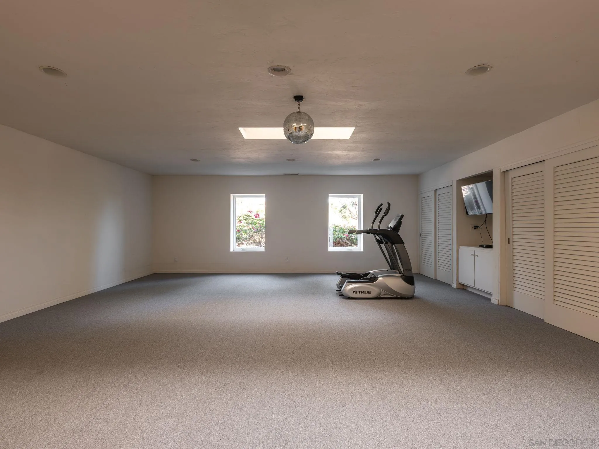 https://cdn.realtyfeed.com/cdn/127/260015120/f92f0a4d2fa7d1936252dad75311dc95.webp