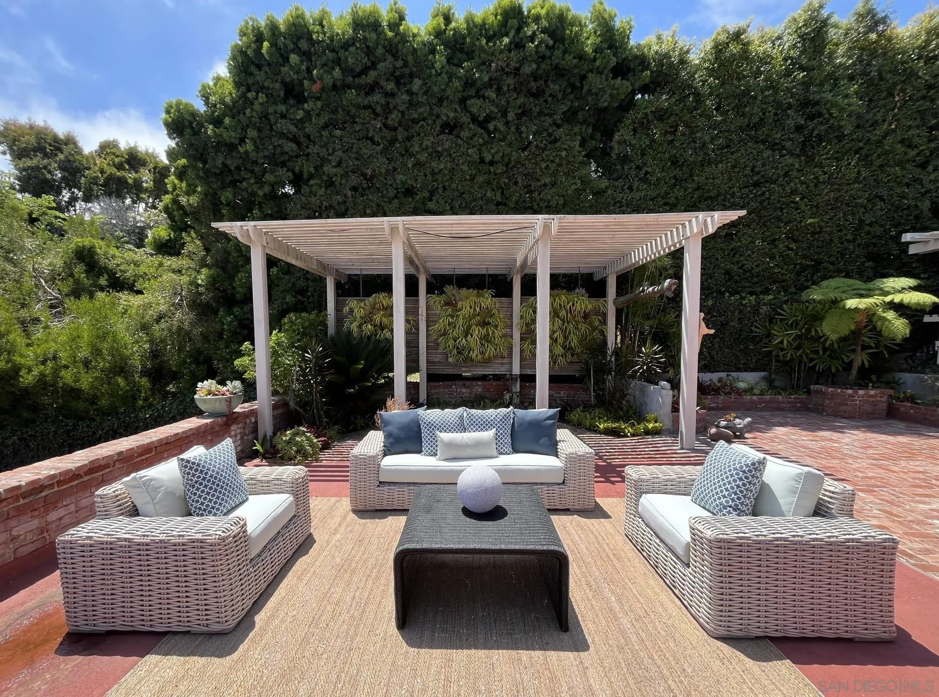 https://cdn.realtyfeed.com/cdn/127/260015121/2dff066946d6b7f083eb22caedf3afdf.webp