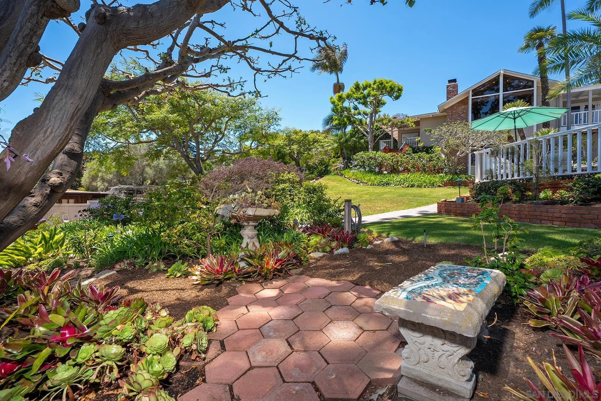 https://cdn.realtyfeed.com/cdn/127/260015121/4de465837b7b464daad663e048d968c7.webp