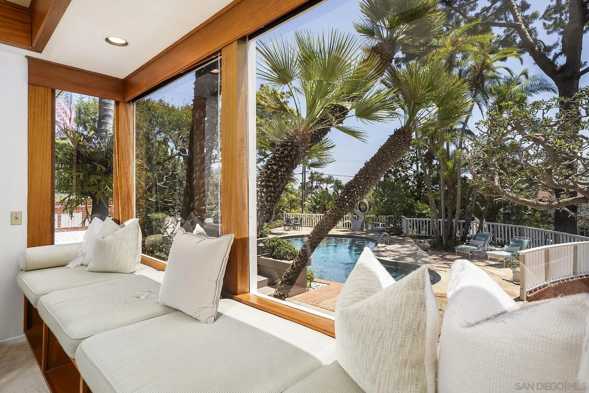 https://cdn.realtyfeed.com/cdn/127/260015121/8decb413a984879d436a3cdc1d0148f1.webp