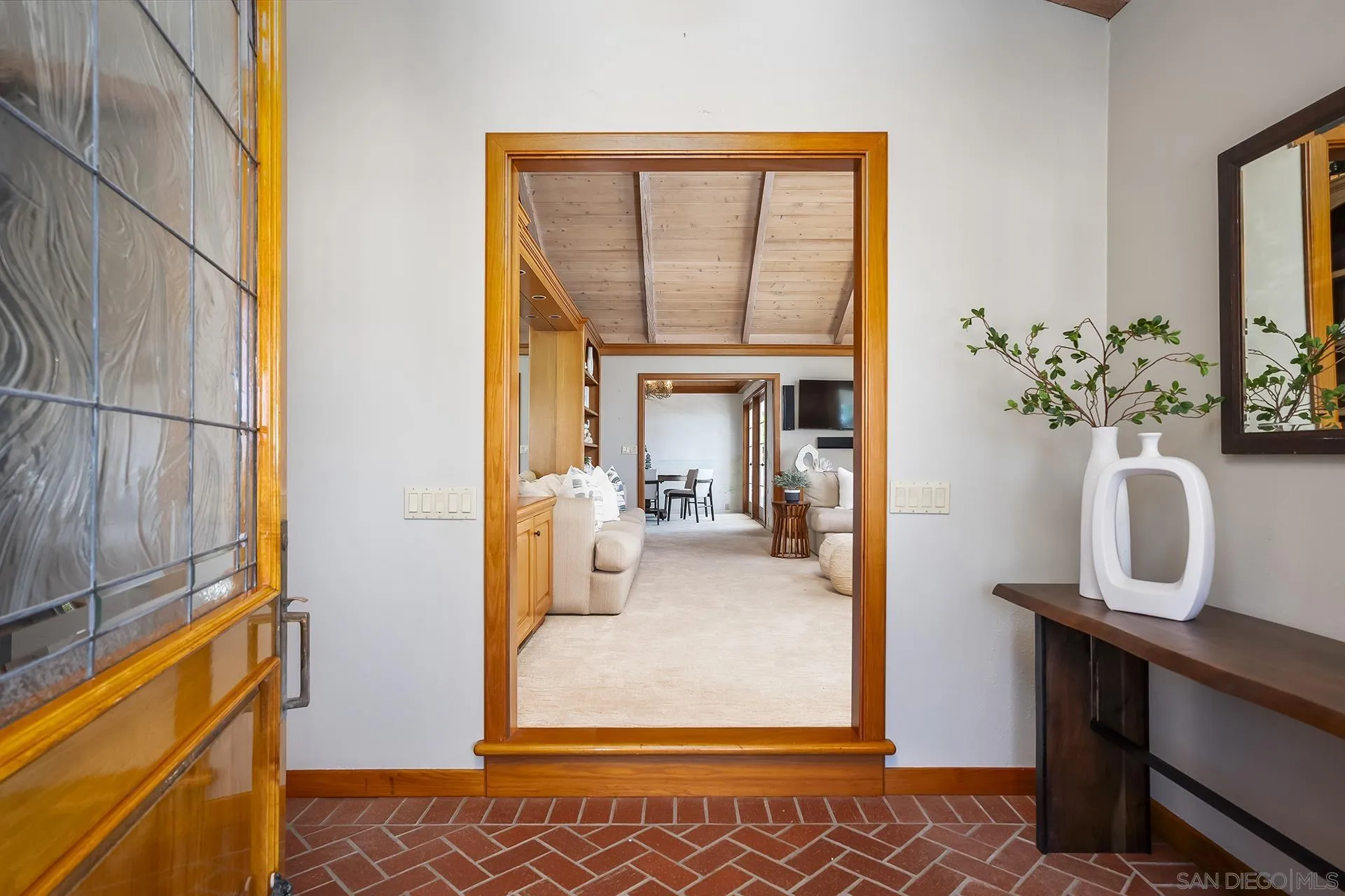 https://cdn.realtyfeed.com/cdn/127/260015121/edf407e93e37463d93cfab6031ead700.webp