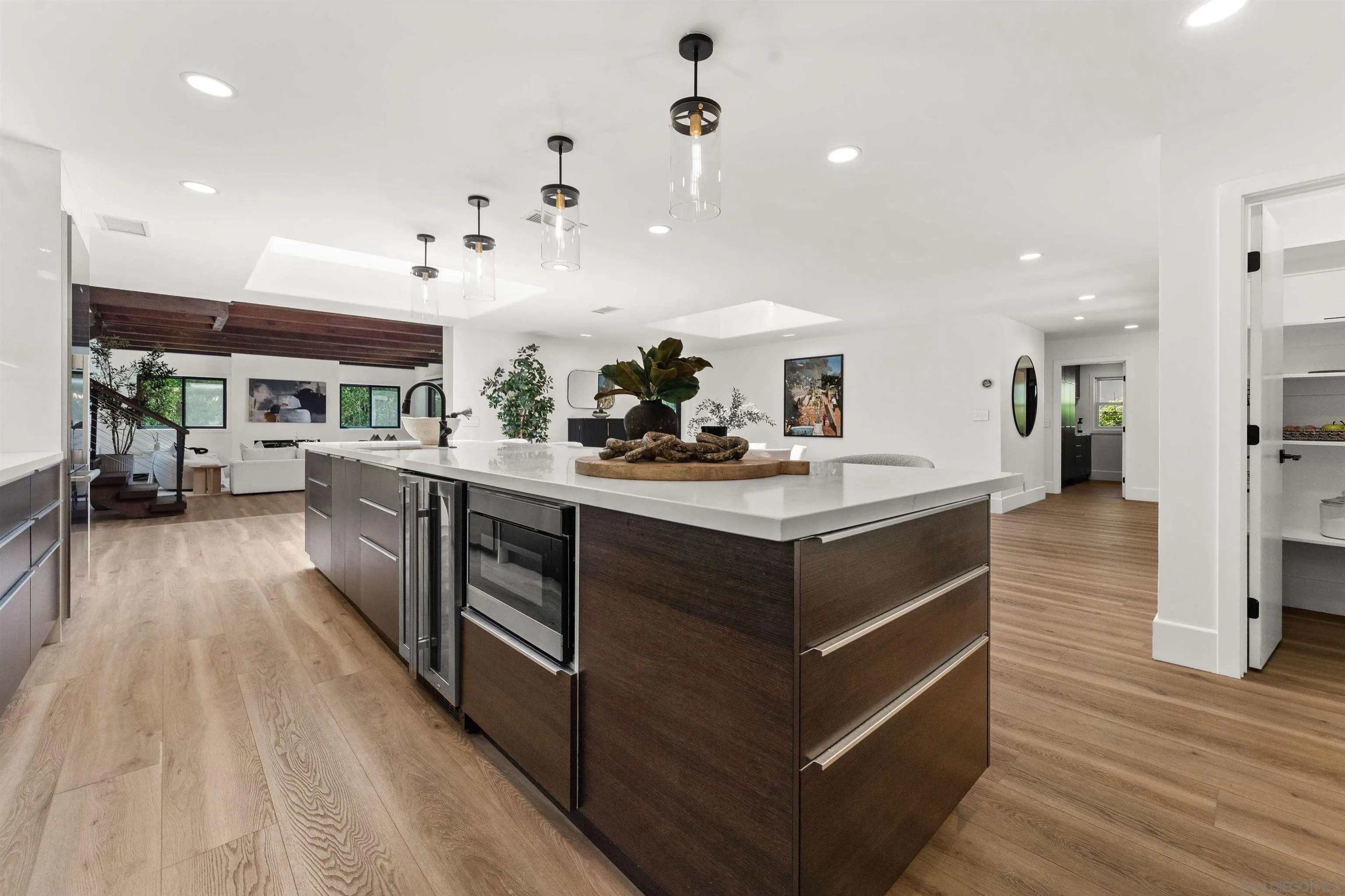 https://cdn.realtyfeed.com/cdn/127/260015122/7eee72ed412c1d088f9c8396155ac65d.webp