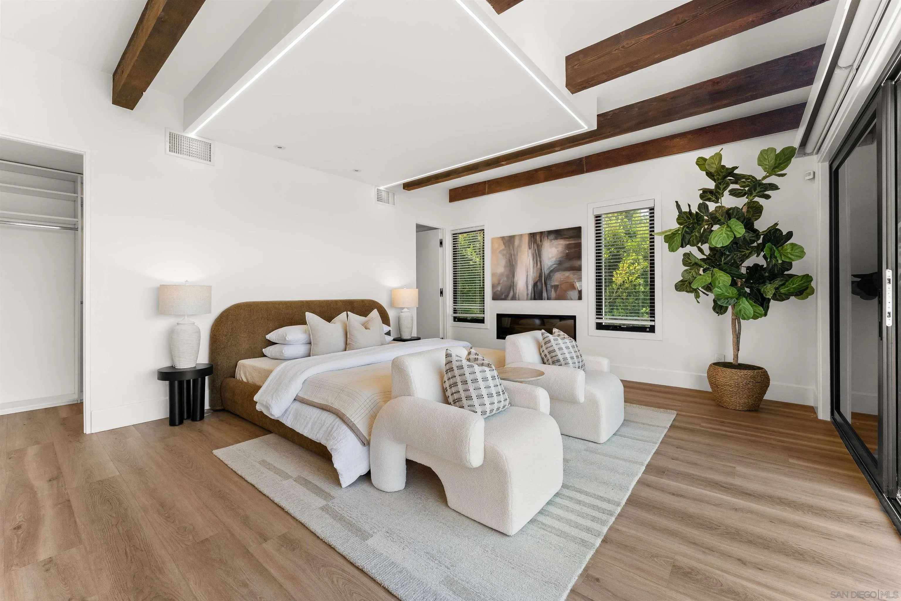 https://cdn.realtyfeed.com/cdn/127/260015122/c971e6bf1da1d45fc0c691022a3d83d4.webp