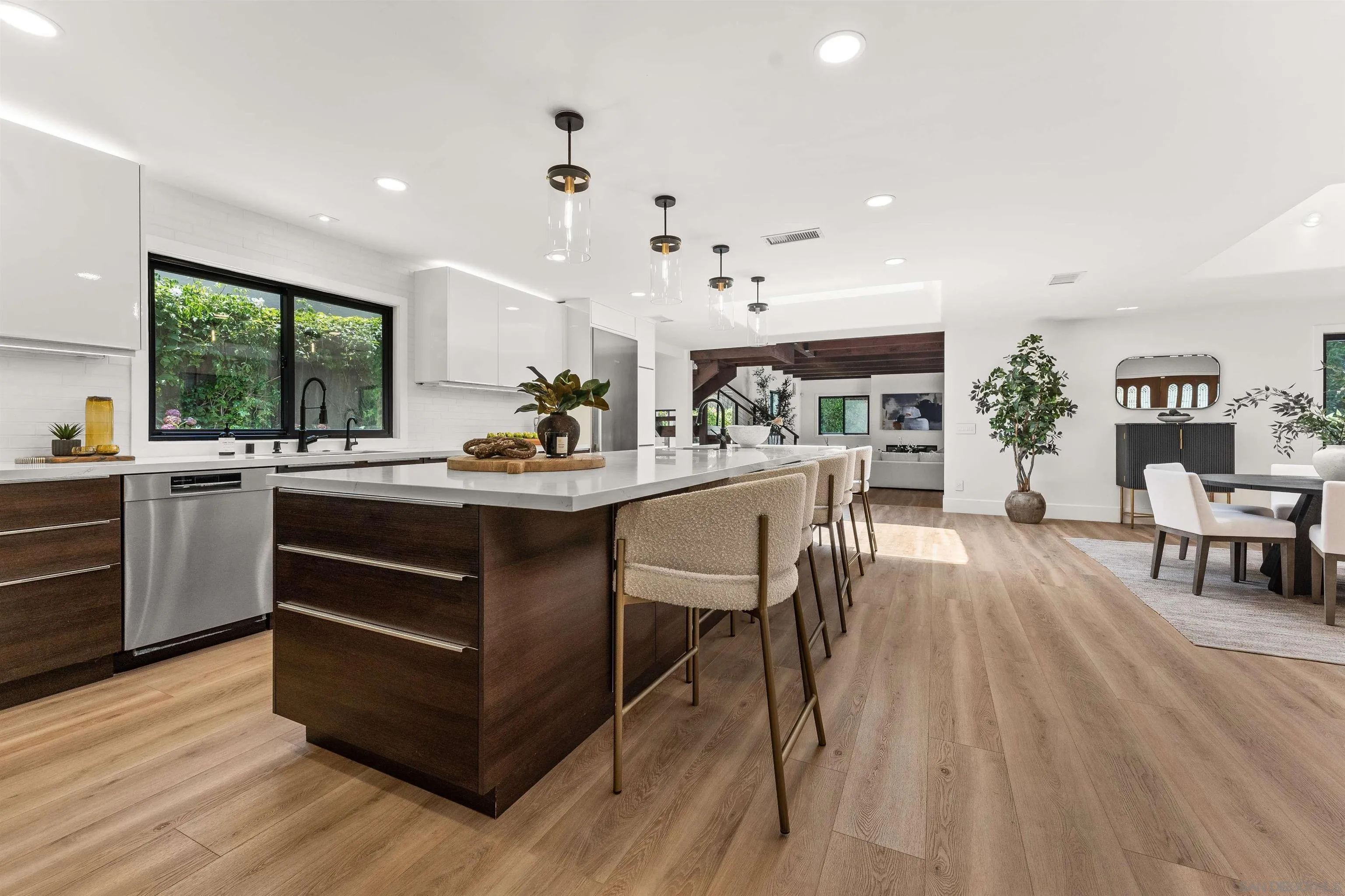 https://cdn.realtyfeed.com/cdn/127/260015122/e410ca9b77192fd74522282f749c442d.webp