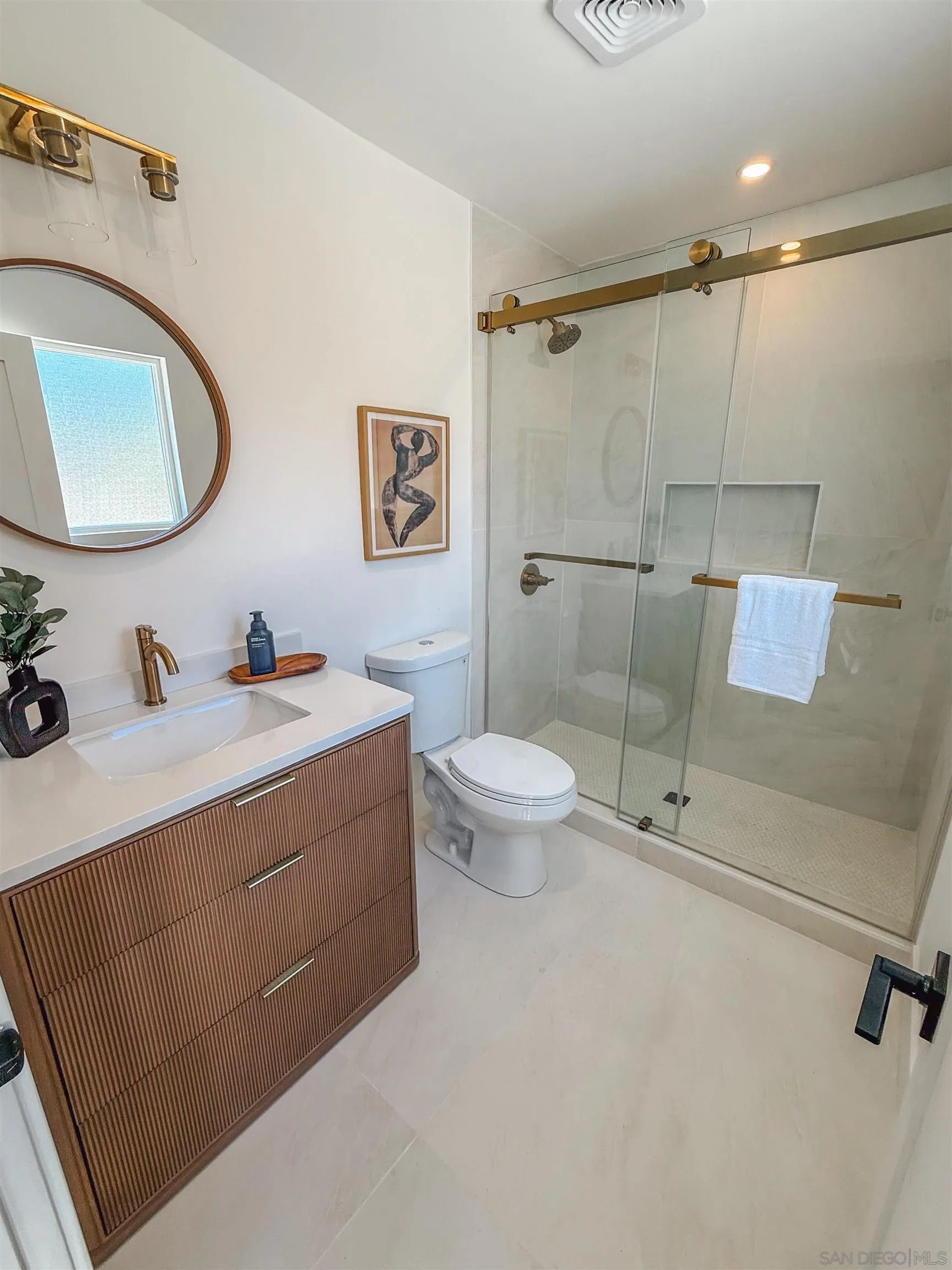 https://cdn.realtyfeed.com/cdn/127/260015124/dc90680f8755aebc743db2739af7c0d4.webp