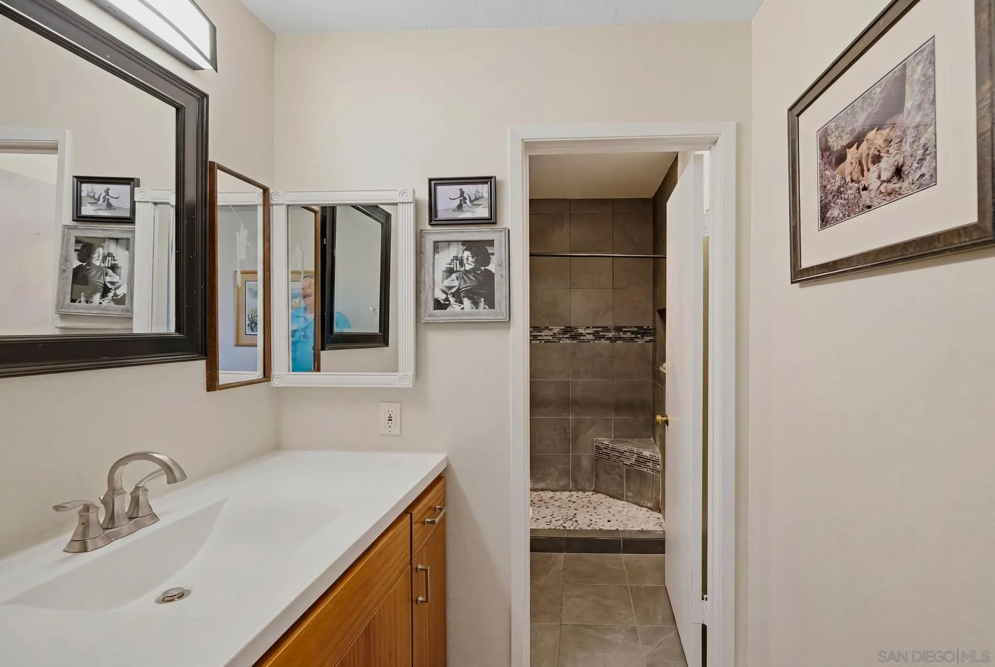 https://cdn.realtyfeed.com/cdn/127/260015128/f68b9c4bb9561a9f821a84b6244cd832.webp