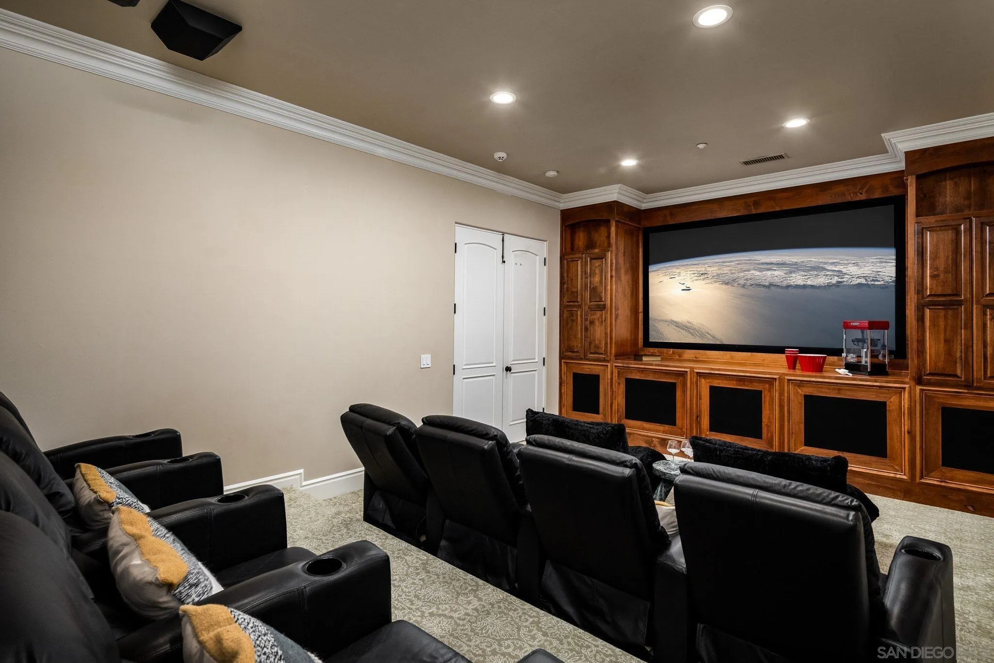 https://cdn.realtyfeed.com/cdn/127/260015130/73a06f108af73efd63e1ddcd430293e7.webp