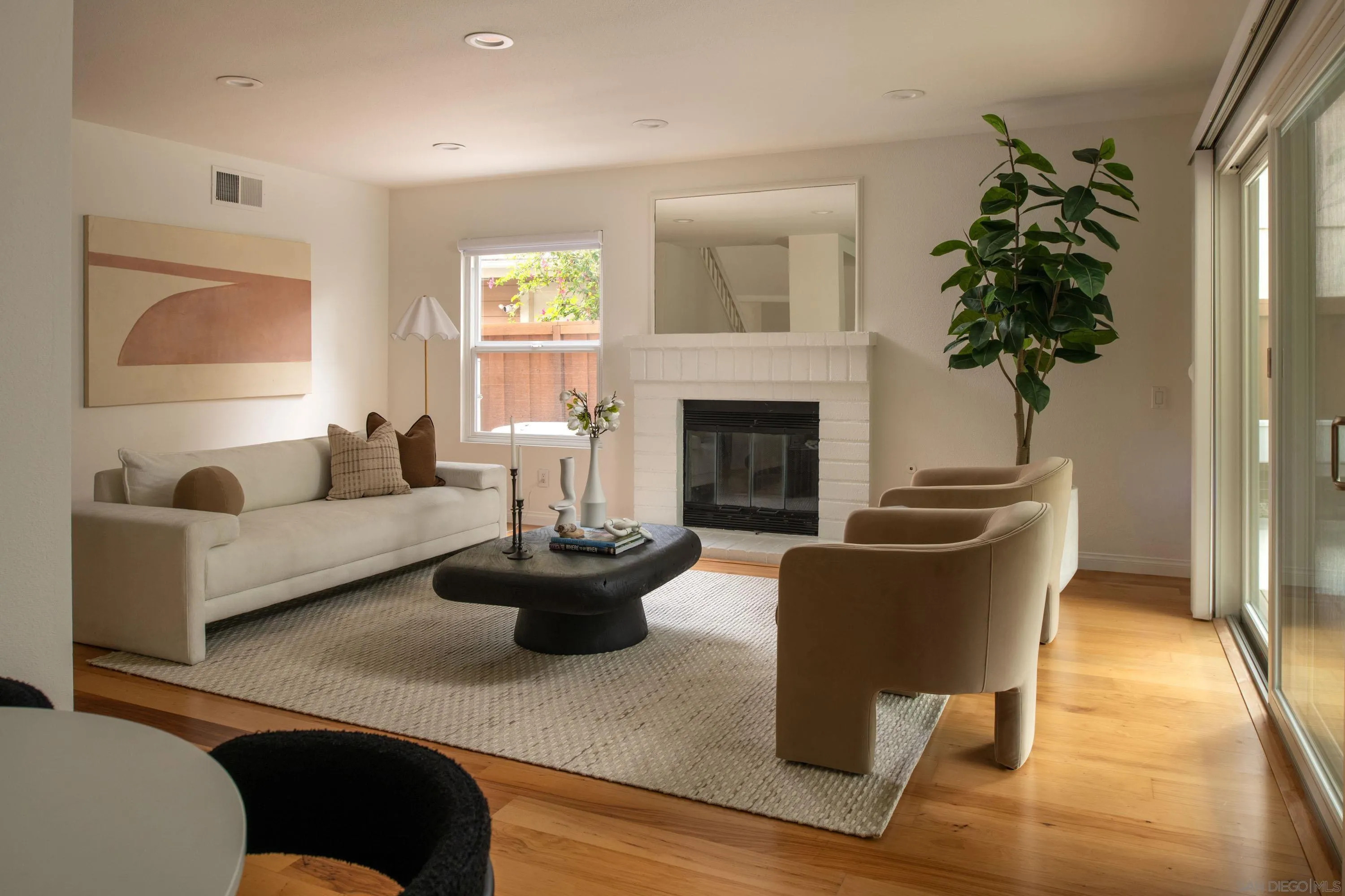 https://cdn.realtyfeed.com/cdn/127/260015137/2cdfdf48defc9e620bf0858cb00928da.webp