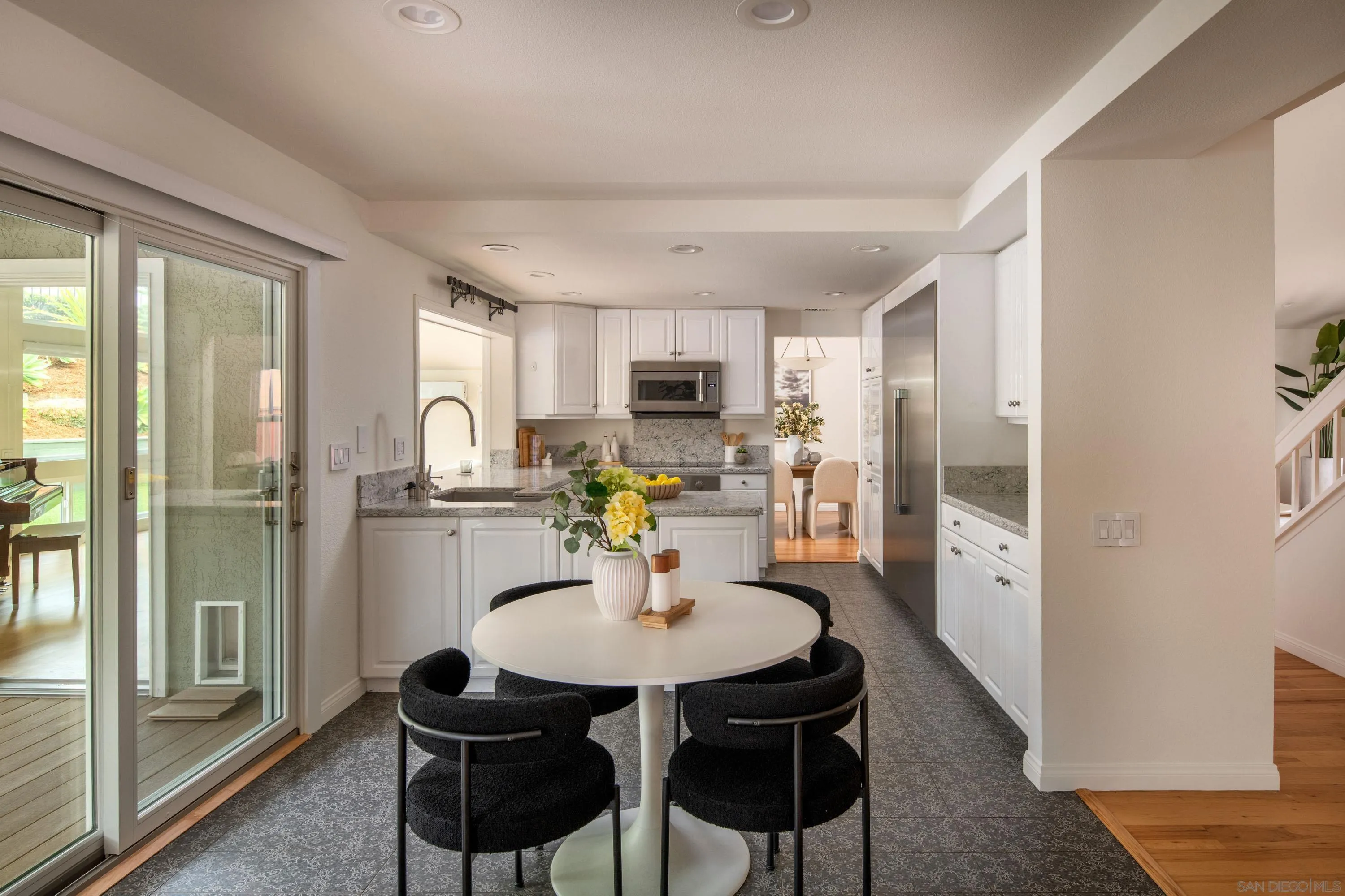 https://cdn.realtyfeed.com/cdn/127/260015137/aeba7033eff1f72596a3ea573612c111.webp