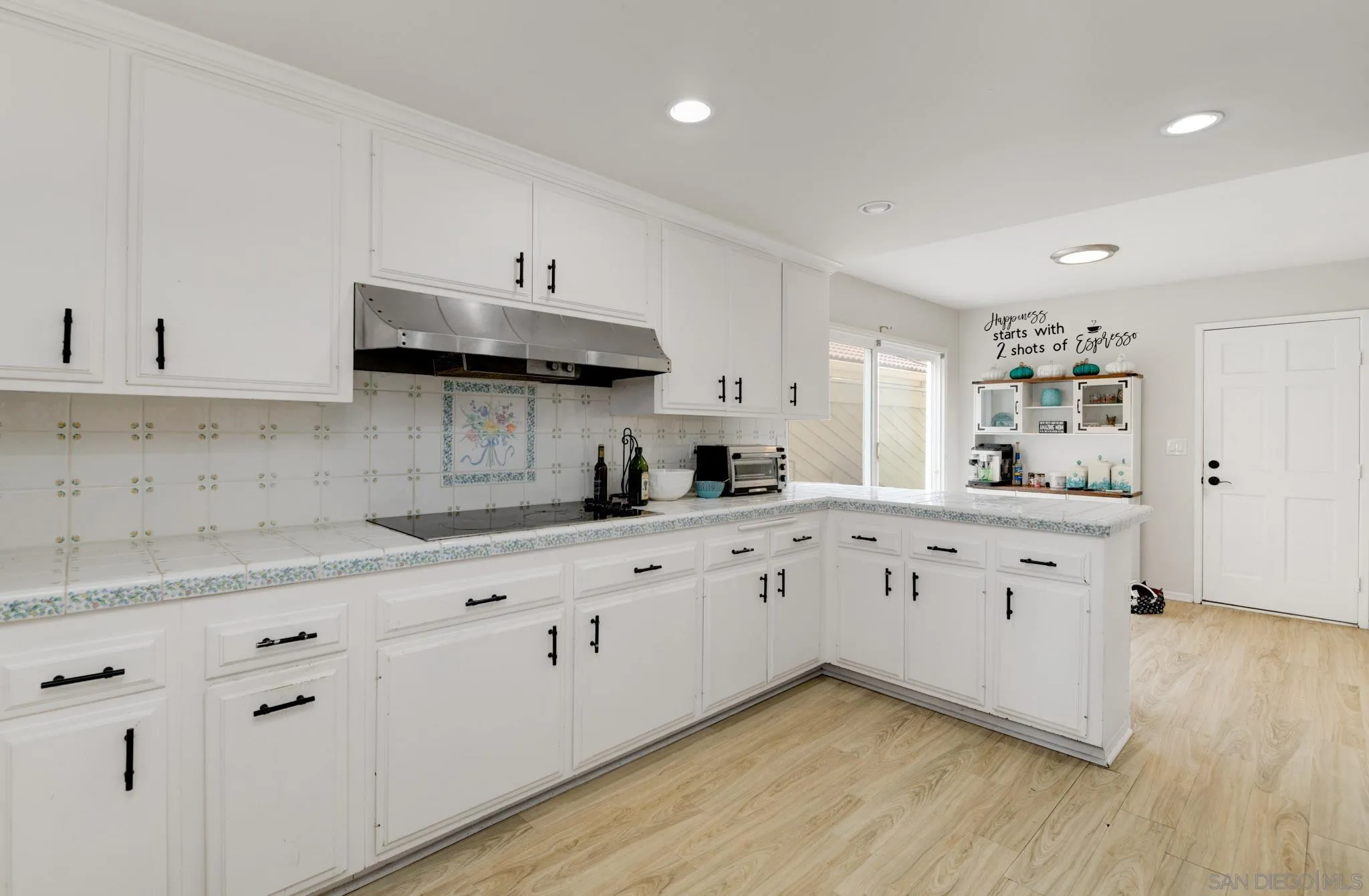 https://cdn.realtyfeed.com/cdn/127/260015145/d453e96cbaef121e44bc79e2ef43d2e4.webp