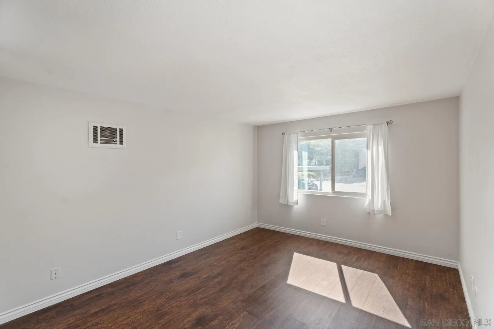 https://cdn.realtyfeed.com/cdn/127/260015149/bdd7eeee2e0105b1bca8fb160a988be6.webp