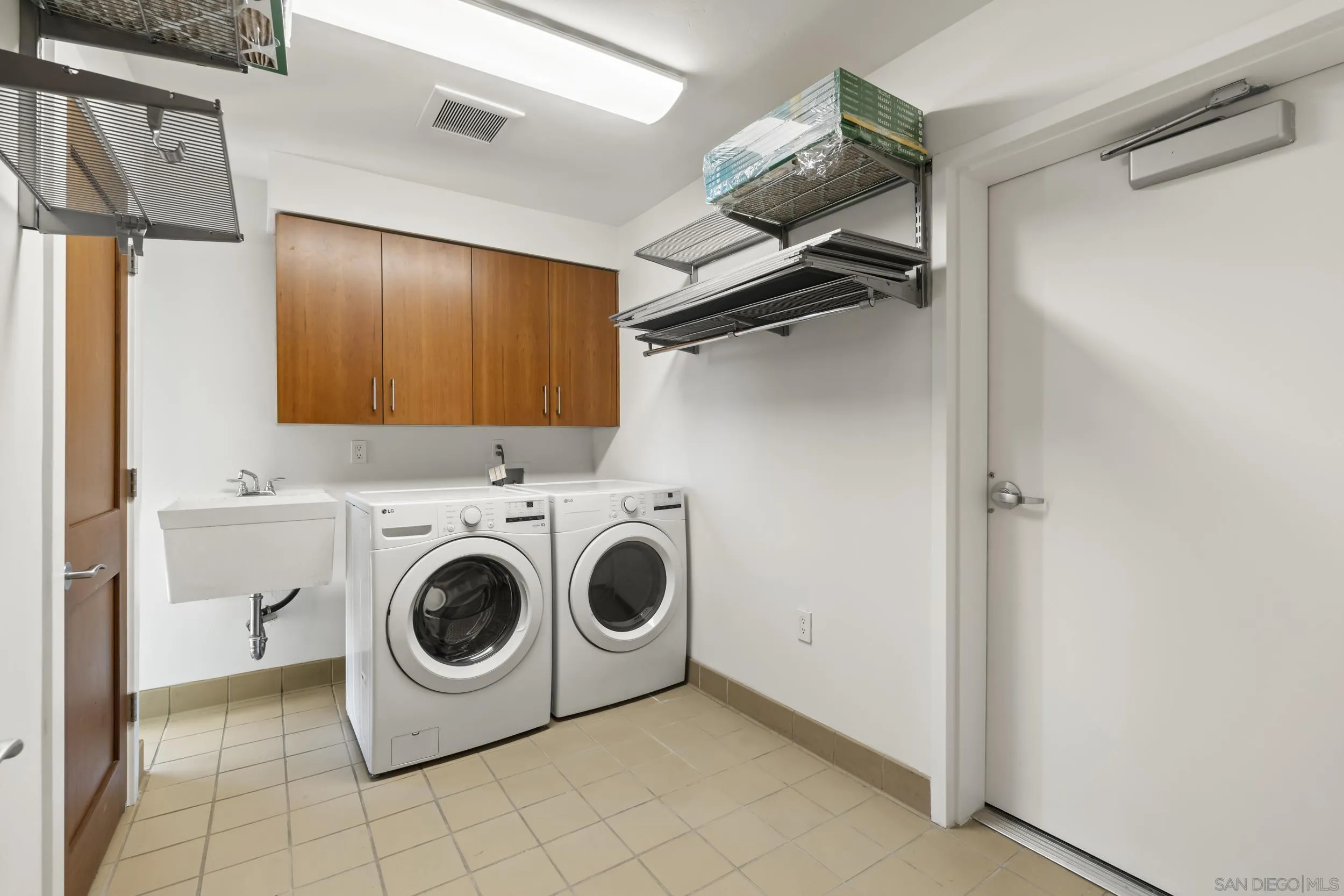 https://cdn.realtyfeed.com/cdn/127/260015152/3cfed31b86836c26abb7d2e9cb3b536b.webp