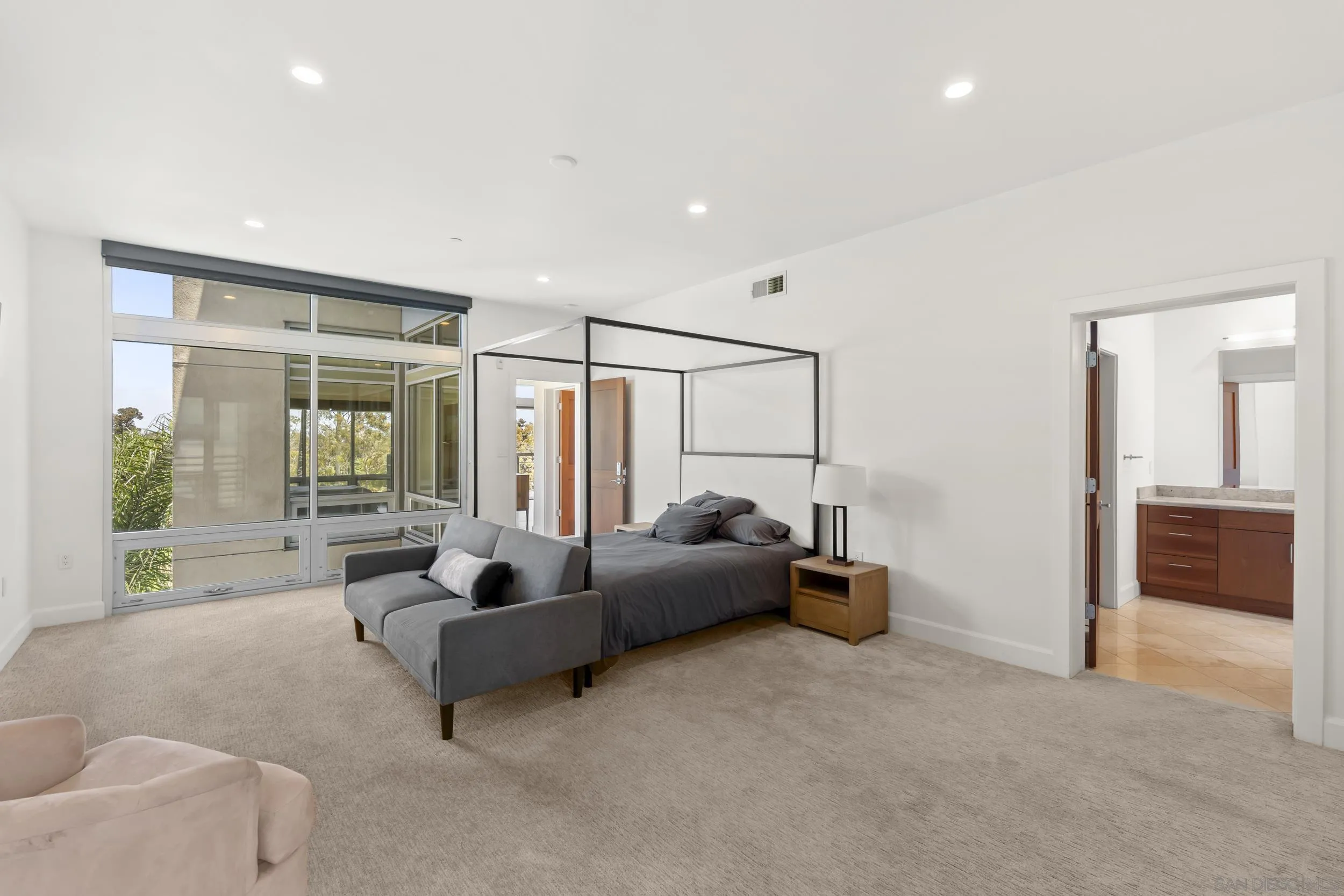 https://cdn.realtyfeed.com/cdn/127/260015152/749fd7e1bf9fe29101fd31747c8ef1b9.webp