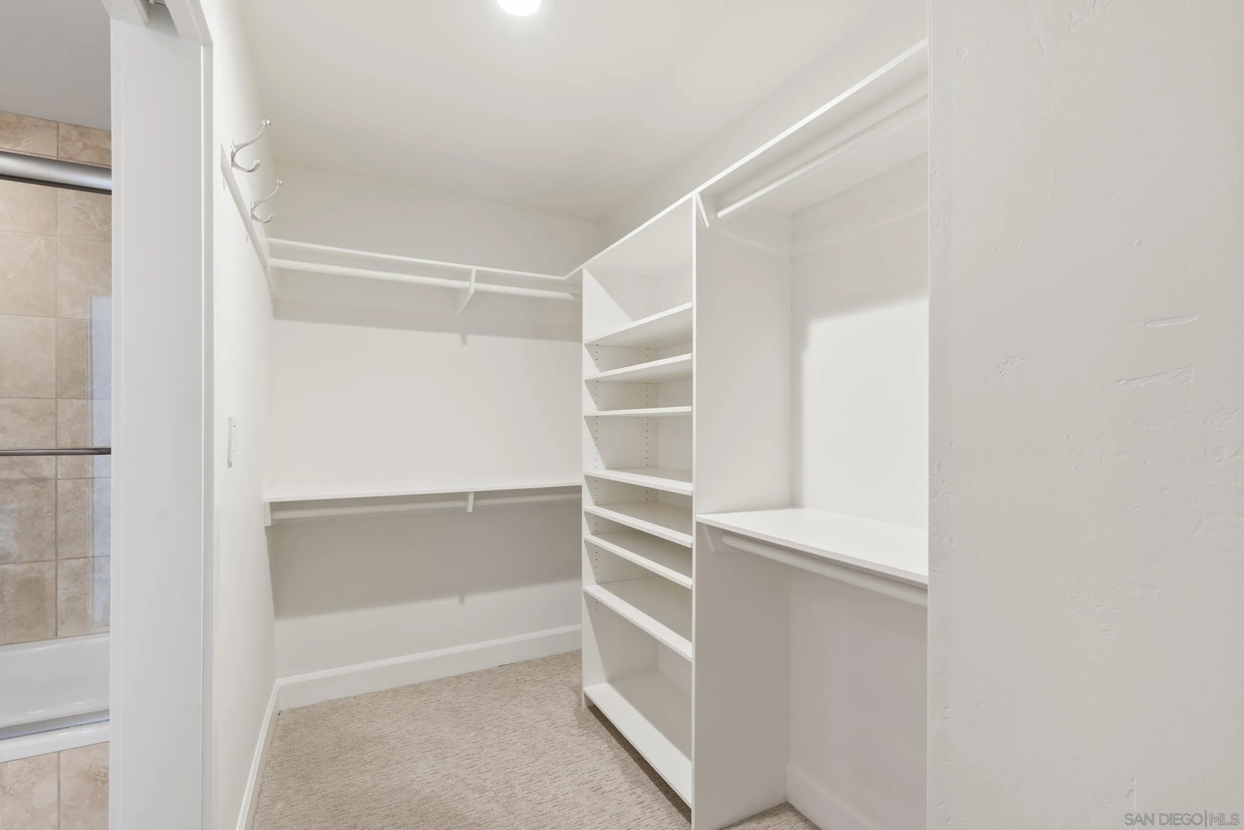 https://cdn.realtyfeed.com/cdn/127/260015152/908e90e50addf2e0e88b46db6f69a9e8.webp