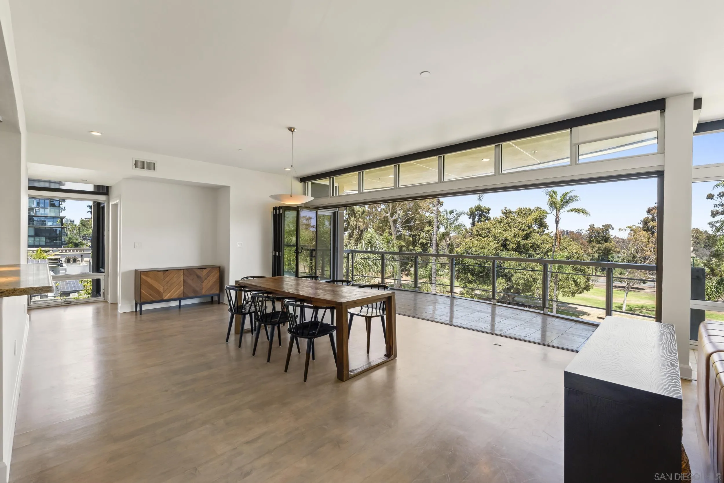 https://cdn.realtyfeed.com/cdn/127/260015152/daeb91de4af3acb04022bd071011a5c4.webp