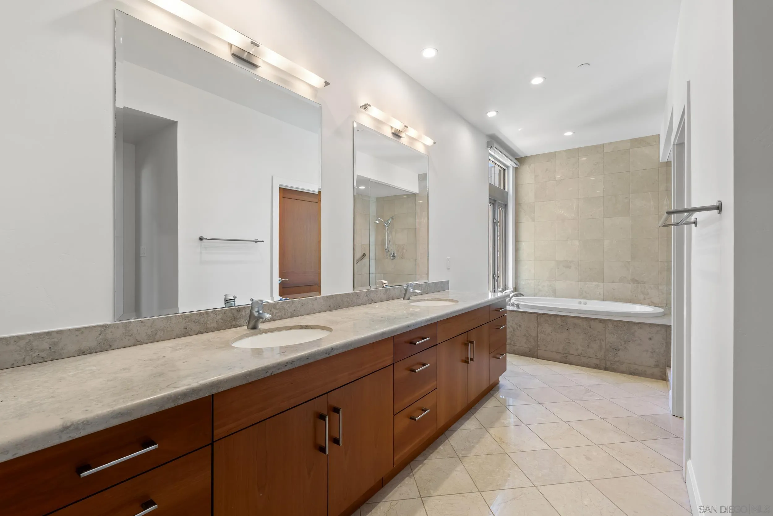 https://cdn.realtyfeed.com/cdn/127/260015152/dc7dd2edc131d7bc6180196549f86da4.webp