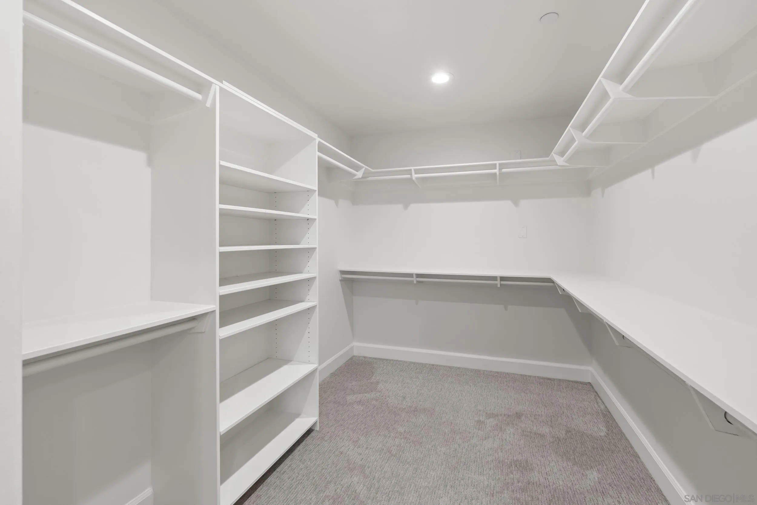https://cdn.realtyfeed.com/cdn/127/260015152/fad078cbc0b35e625a46676033b77ec9.webp