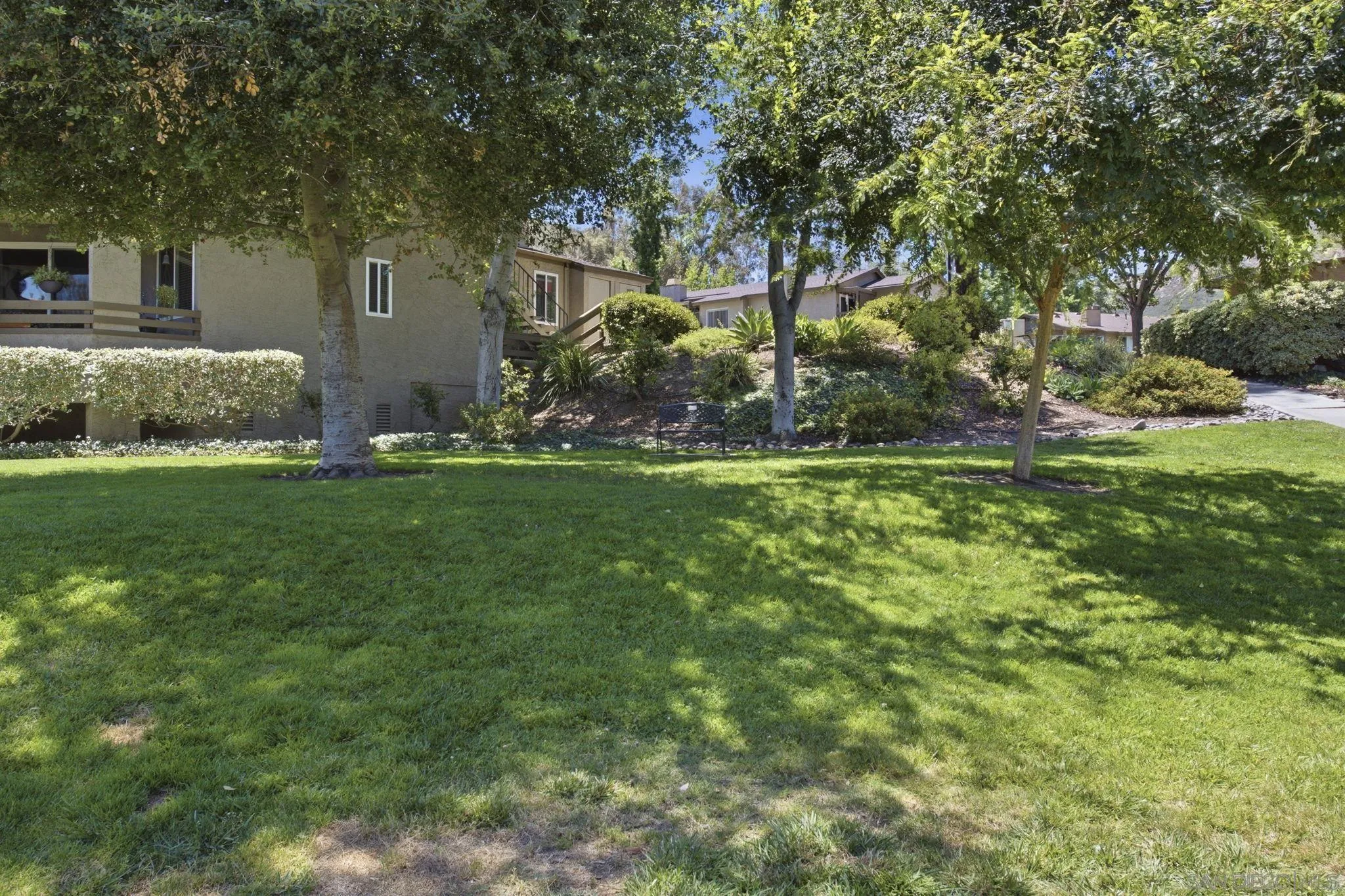 https://cdn.realtyfeed.com/cdn/127/260015157/ff1cb1612f8ba833f4be97407a3d6194.webp