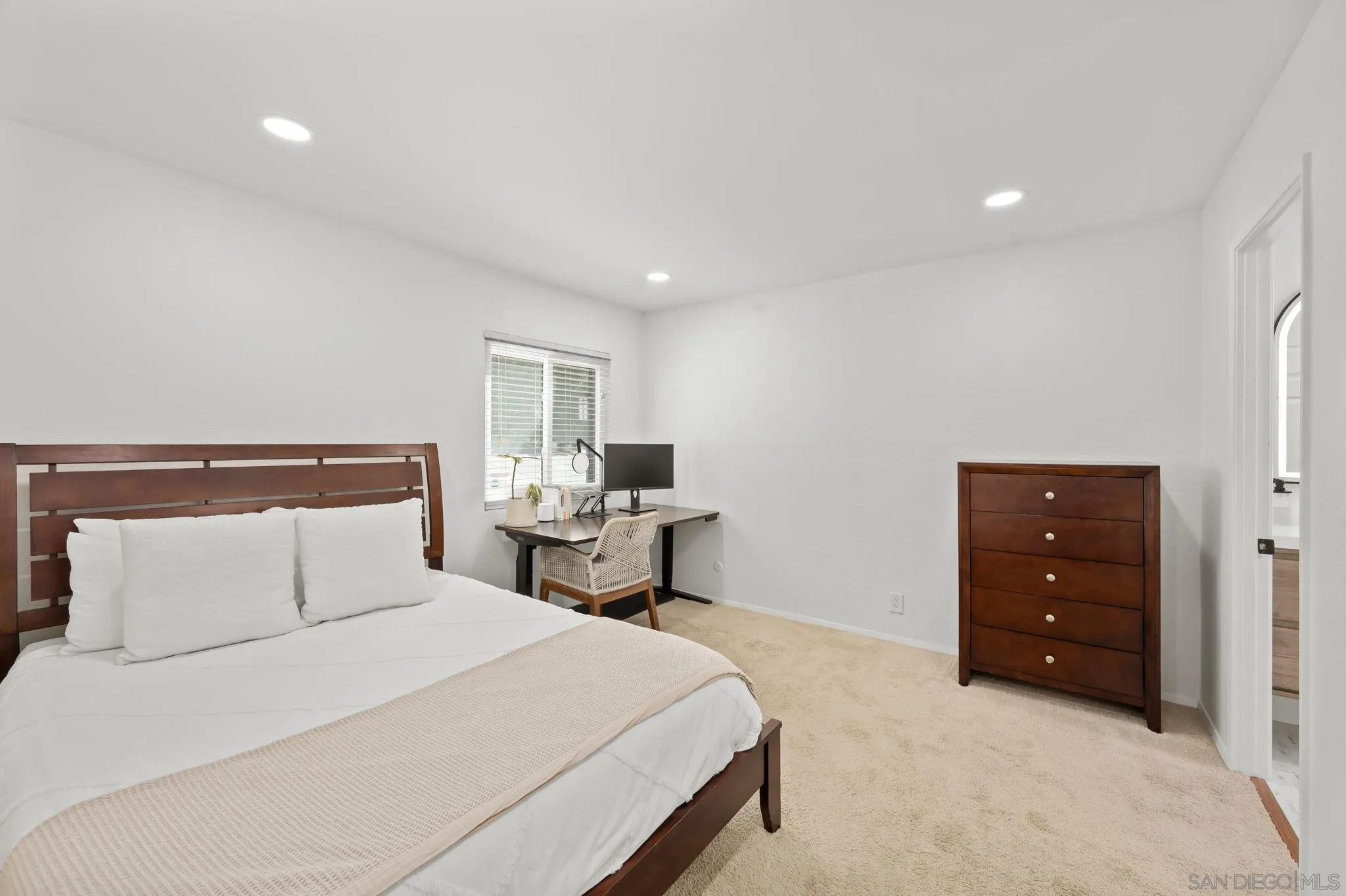 https://cdn.realtyfeed.com/cdn/127/260015159/36df7e3321f52976c1fbdbffef10e7cb.webp