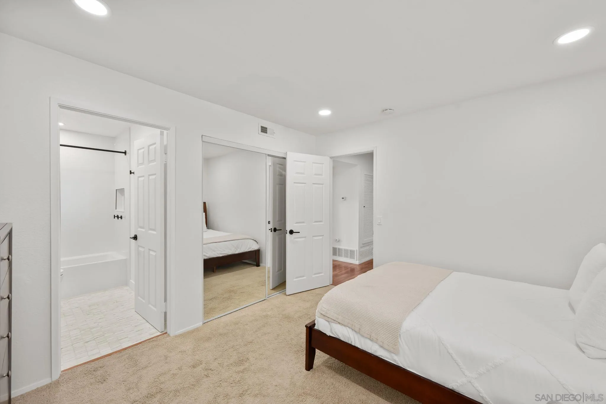https://cdn.realtyfeed.com/cdn/127/260015159/c24771f18f7799b49dd93c5e3dba2216.webp