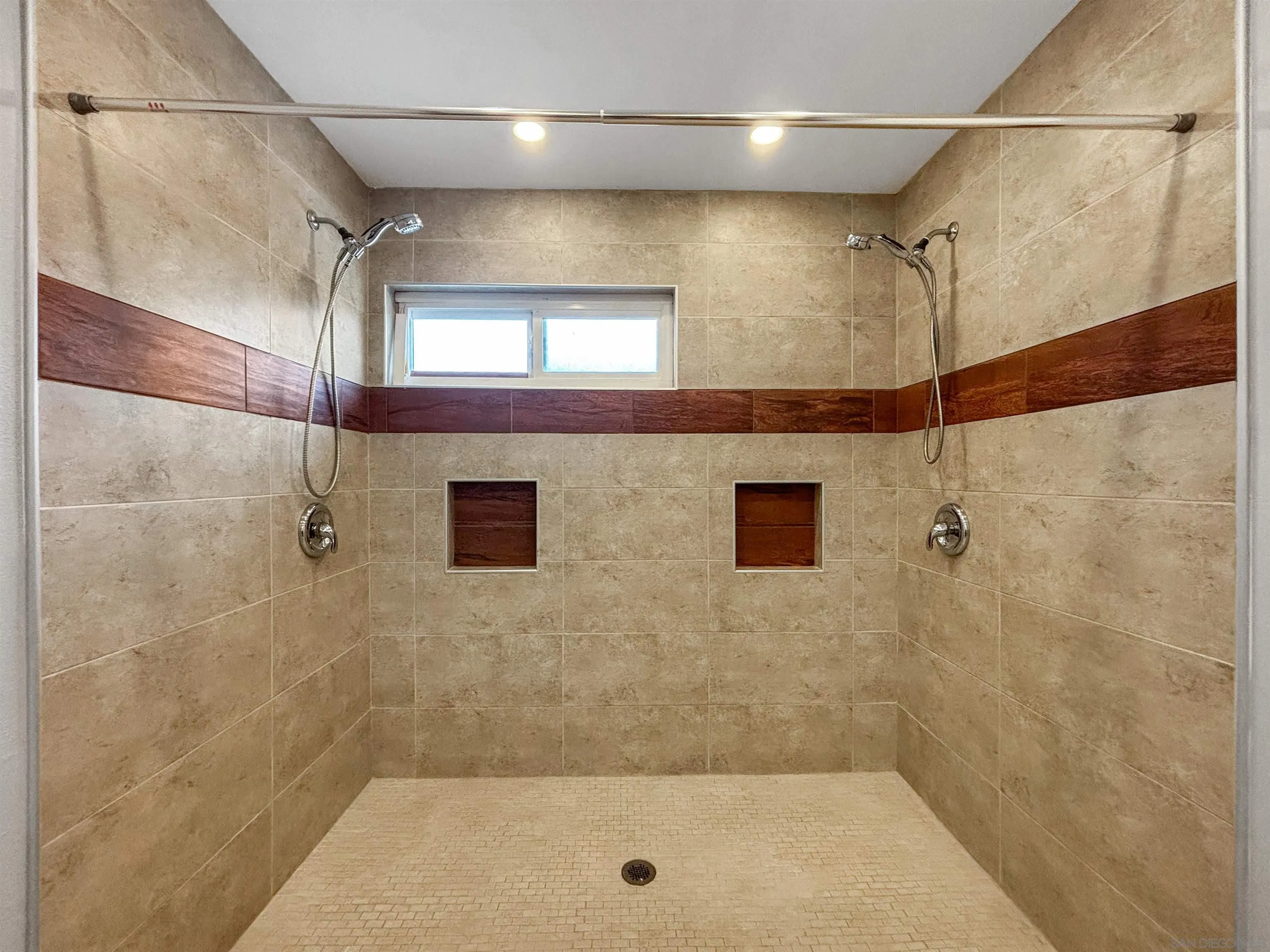 https://cdn.realtyfeed.com/cdn/127/260015186/91c65a55a8269b4aedd78cc00b09ad33.webp