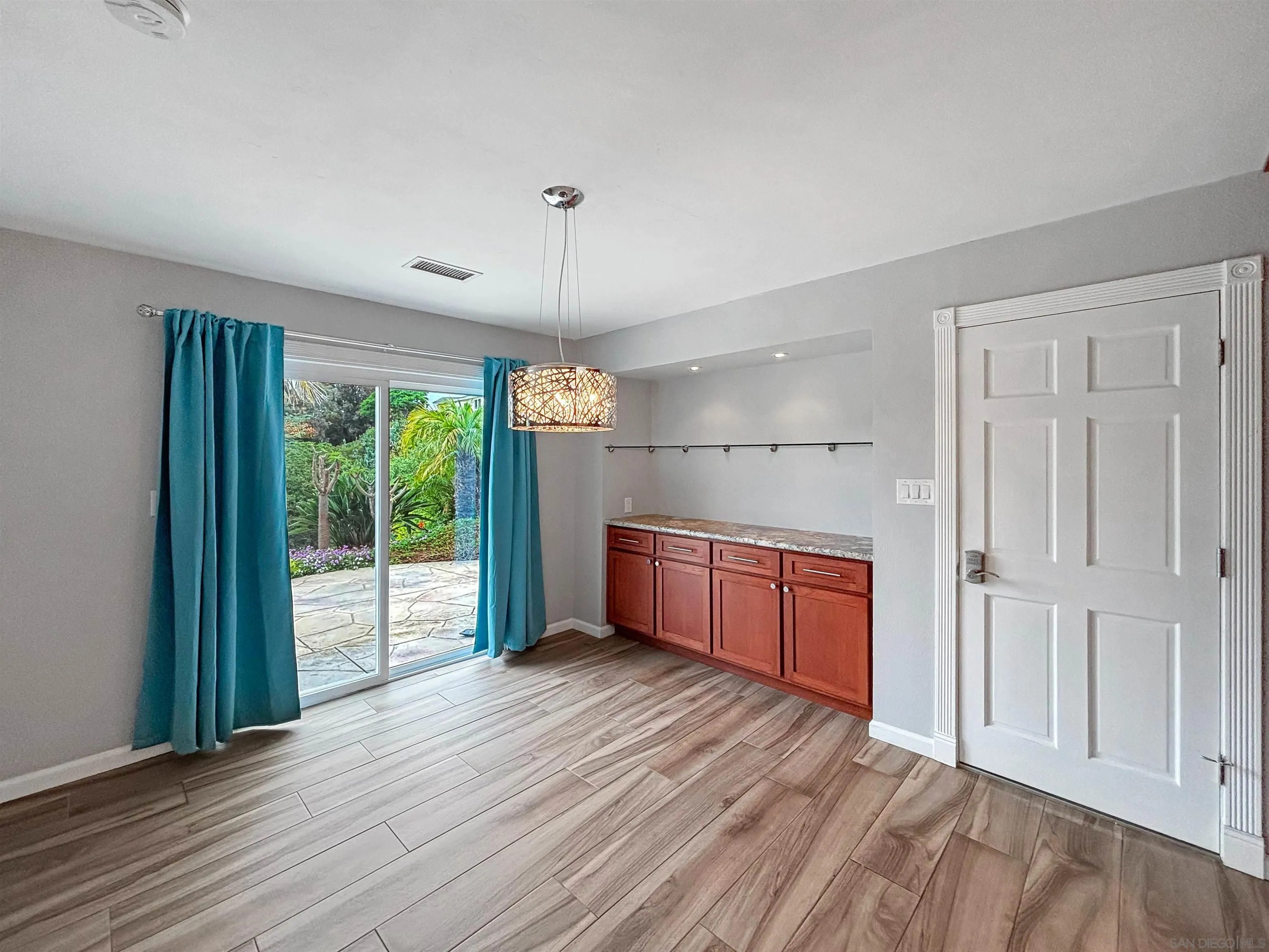 https://cdn.realtyfeed.com/cdn/127/260015186/e56fe9bd6a602027283826ce905a7e16.webp