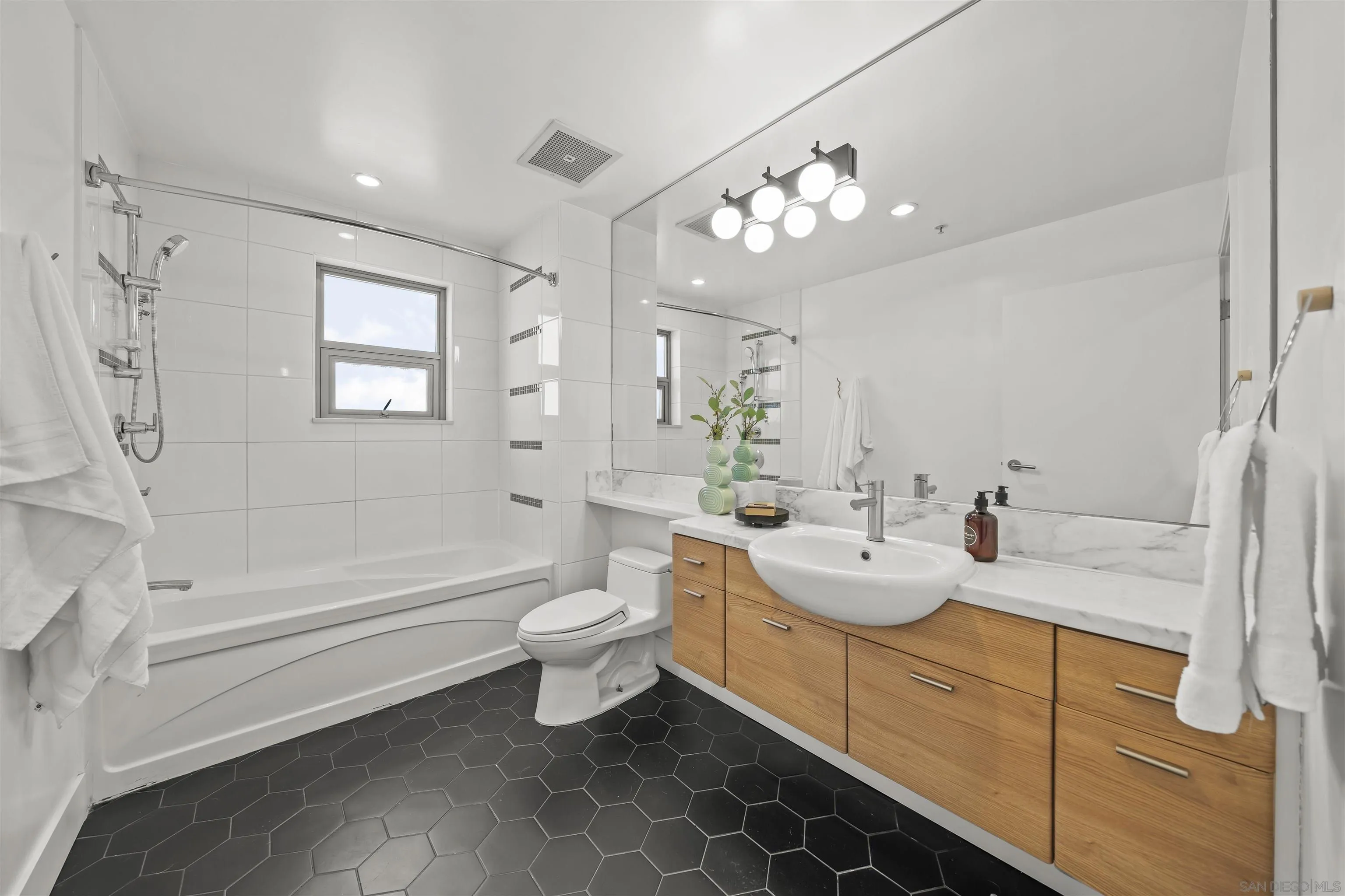 https://cdn.realtyfeed.com/cdn/127/260015190/bc783e544de8c7b59a8f61dfd7263e09.webp
