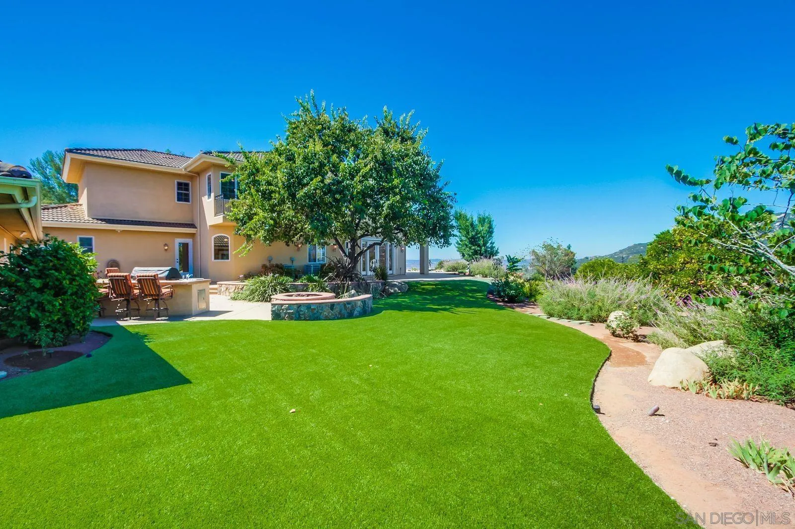 https://cdn.realtyfeed.com/cdn/127/260015193/2c210427c8ab2641bf44d1e95ccbf956.webp