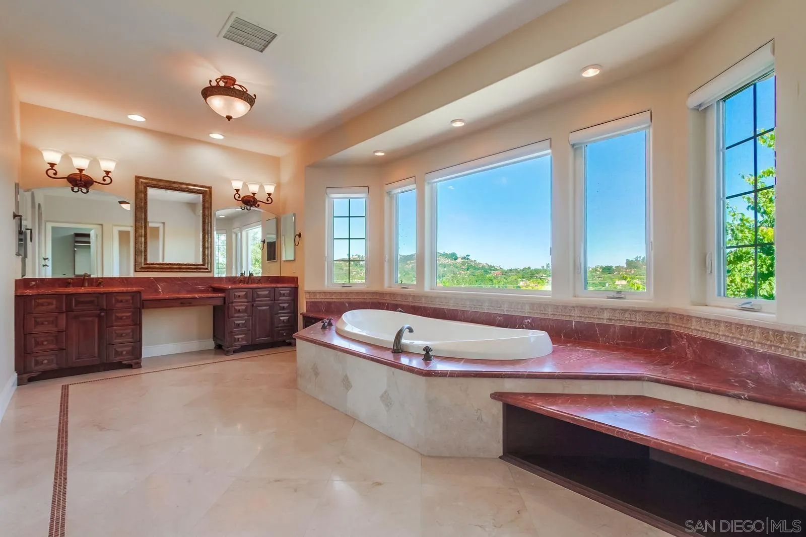 https://cdn.realtyfeed.com/cdn/127/260015193/ed3ef73004f7bf5644f5cc26b9bb6987.webp