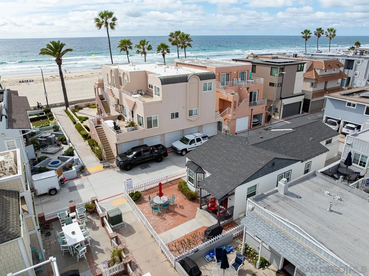 https://cdn.realtyfeed.com/cdn/127/260015199/bedecb4e2e4f7157d63321c9a4e22bc8.webp