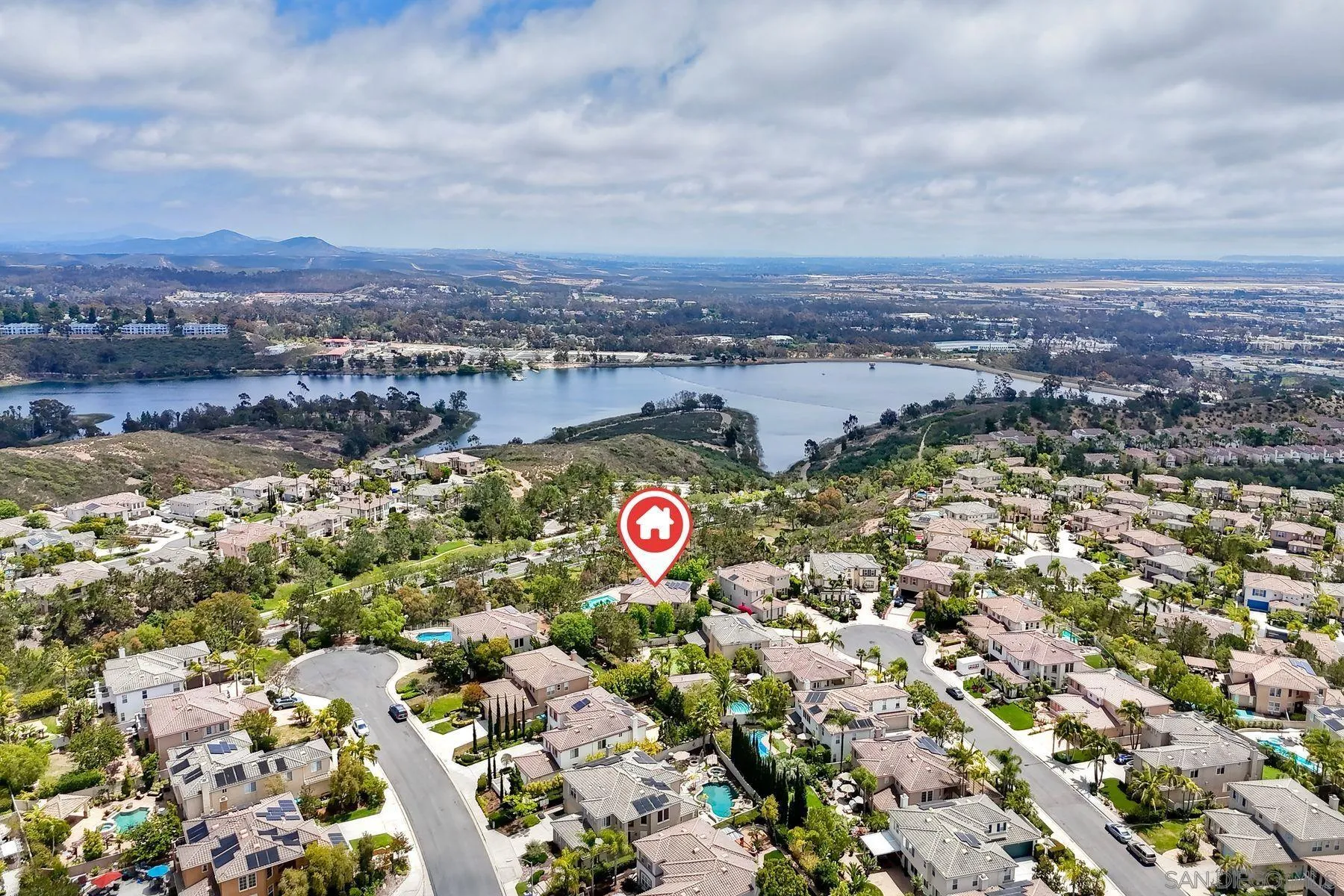 https://cdn.realtyfeed.com/cdn/127/260015211/086facf841455fe5ddbd2f30ff9501b9.webp