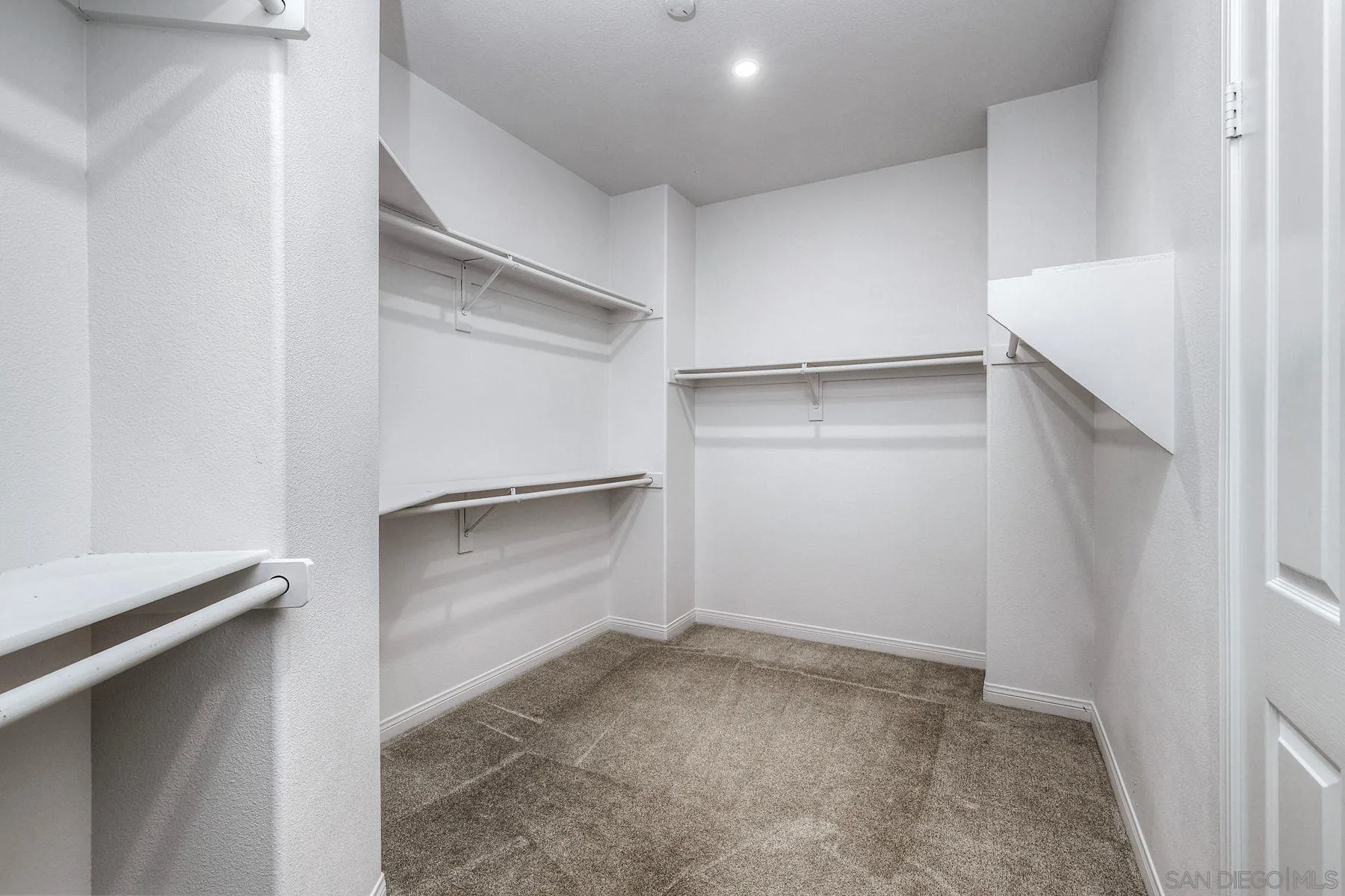 https://cdn.realtyfeed.com/cdn/127/260015211/0bd60c012291c3cfd60267398f5f3143.webp