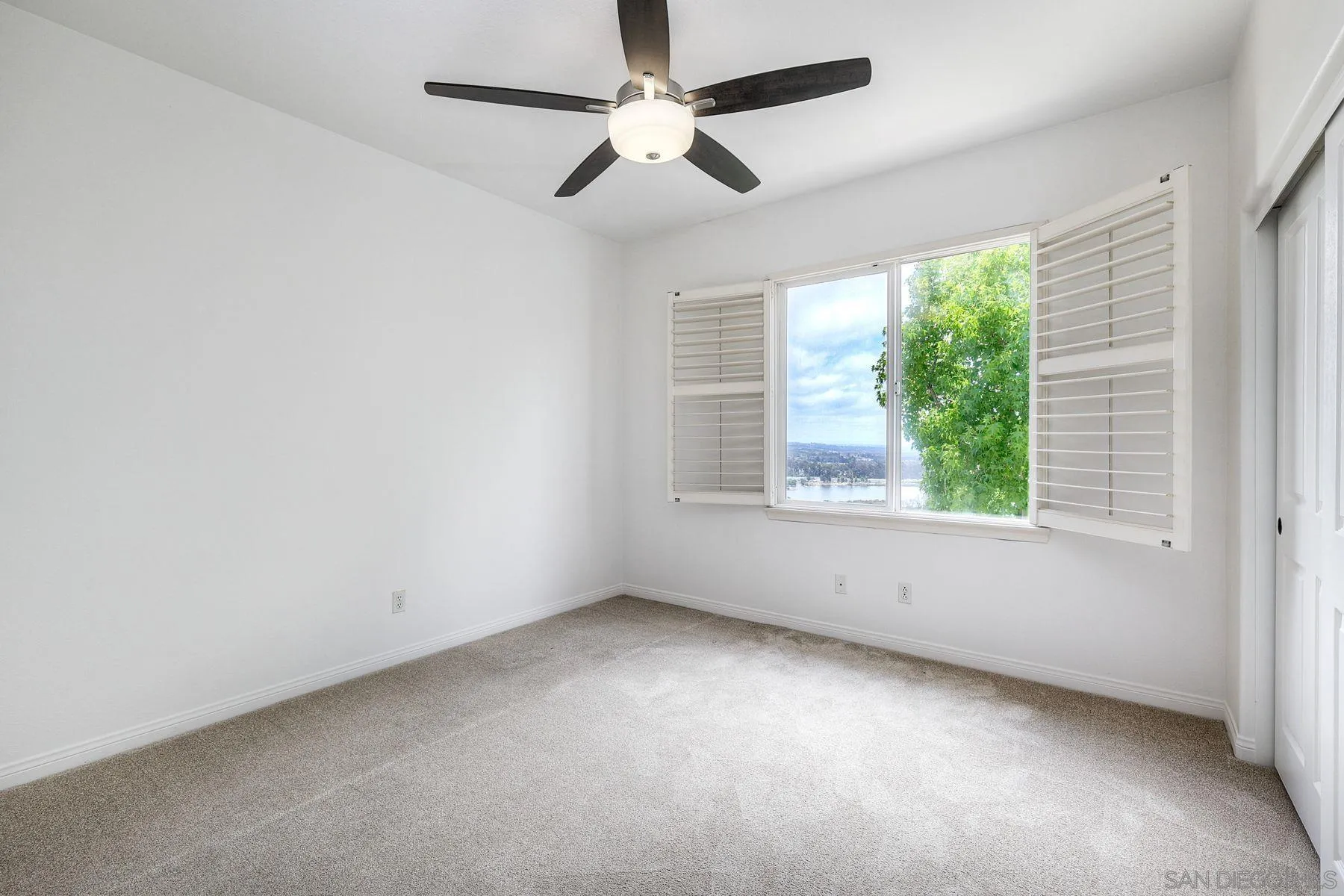 https://cdn.realtyfeed.com/cdn/127/260015211/3a46bd9ec8f8ad0aac03f617996b1fc3.webp