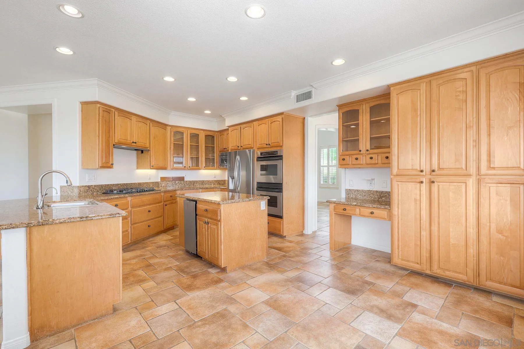 https://cdn.realtyfeed.com/cdn/127/260015211/6c7dd7aff306d7a39041e2d655da7f76.webp