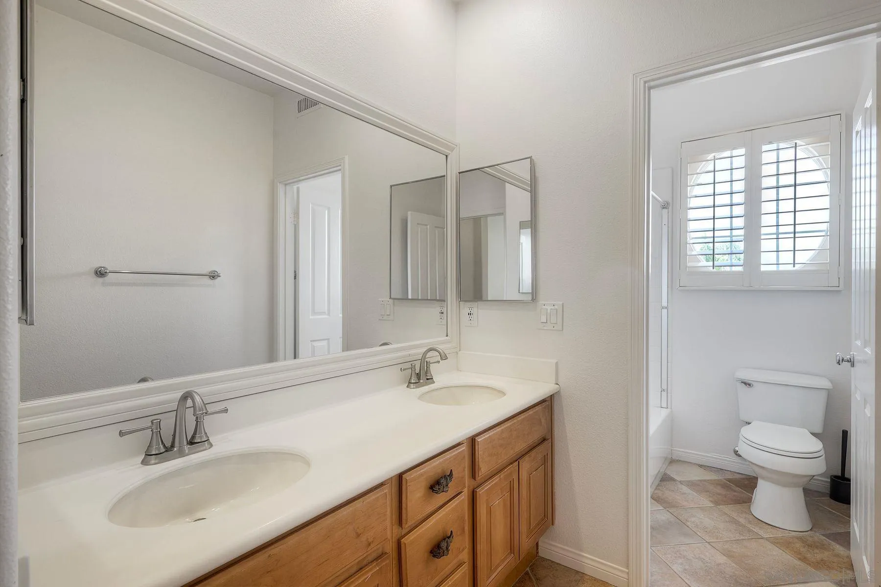 https://cdn.realtyfeed.com/cdn/127/260015211/8c617bb24fac38276396a3d35635c579.webp