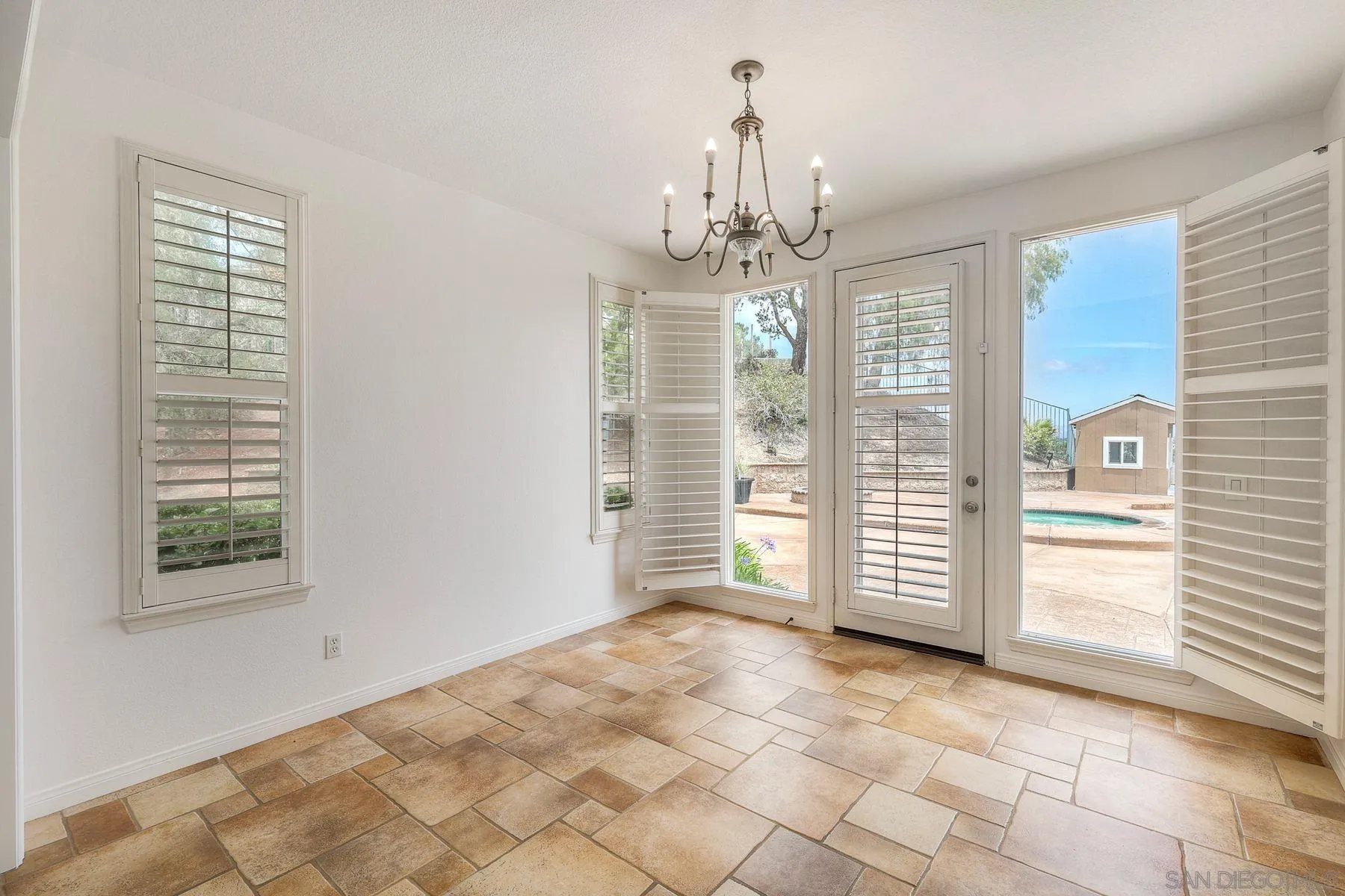 https://cdn.realtyfeed.com/cdn/127/260015211/8c65665f51289d422ffb3494fa4a7713.webp