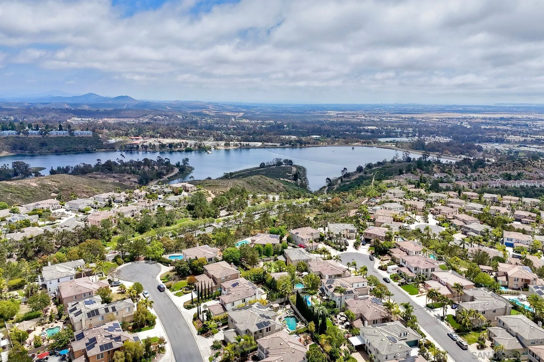 https://cdn.realtyfeed.com/cdn/127/260015211/9940821922f6e1ee490fdfc69f523a49.webp