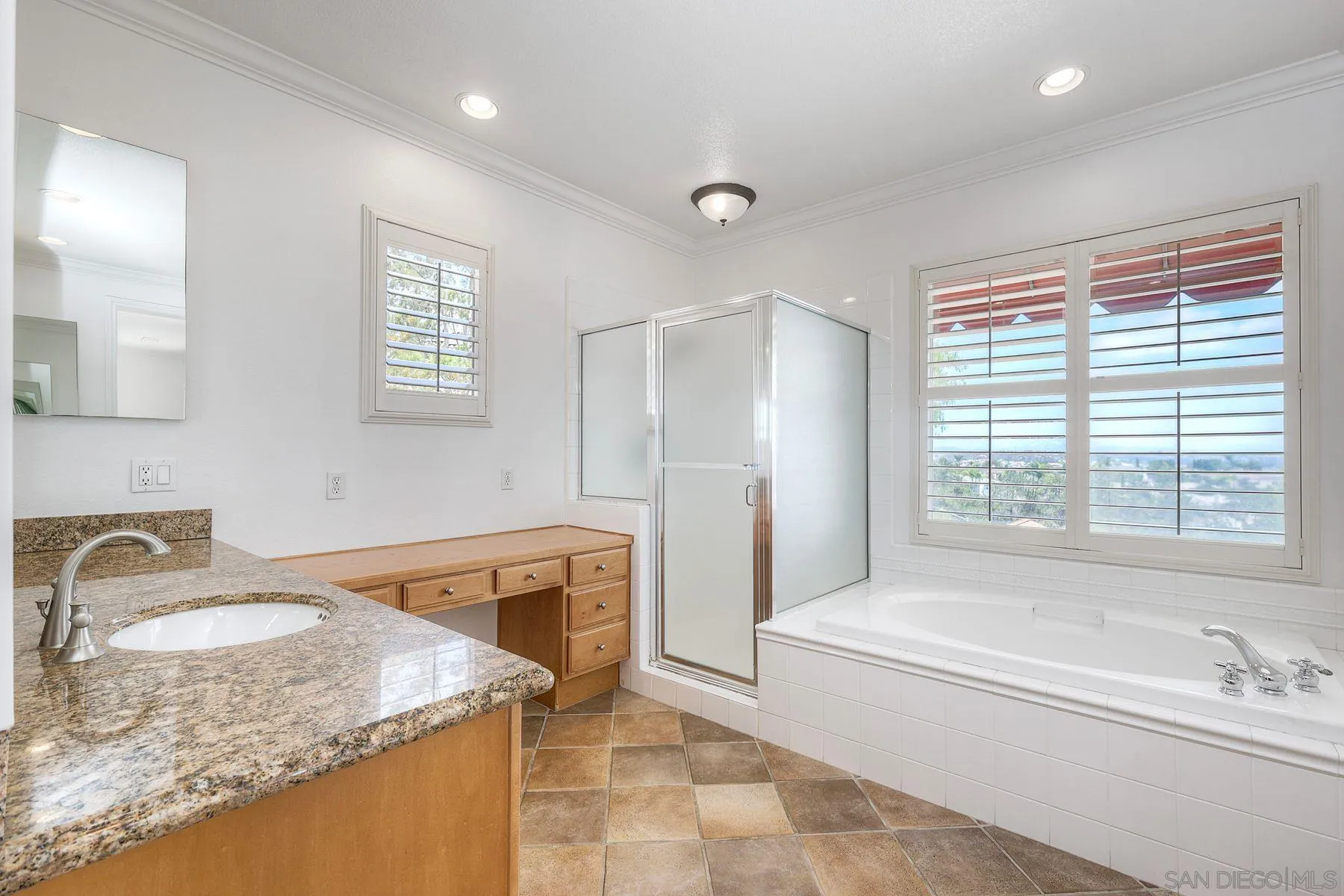 https://cdn.realtyfeed.com/cdn/127/260015211/a3e049f548d8782174ba59c4a098e294.webp