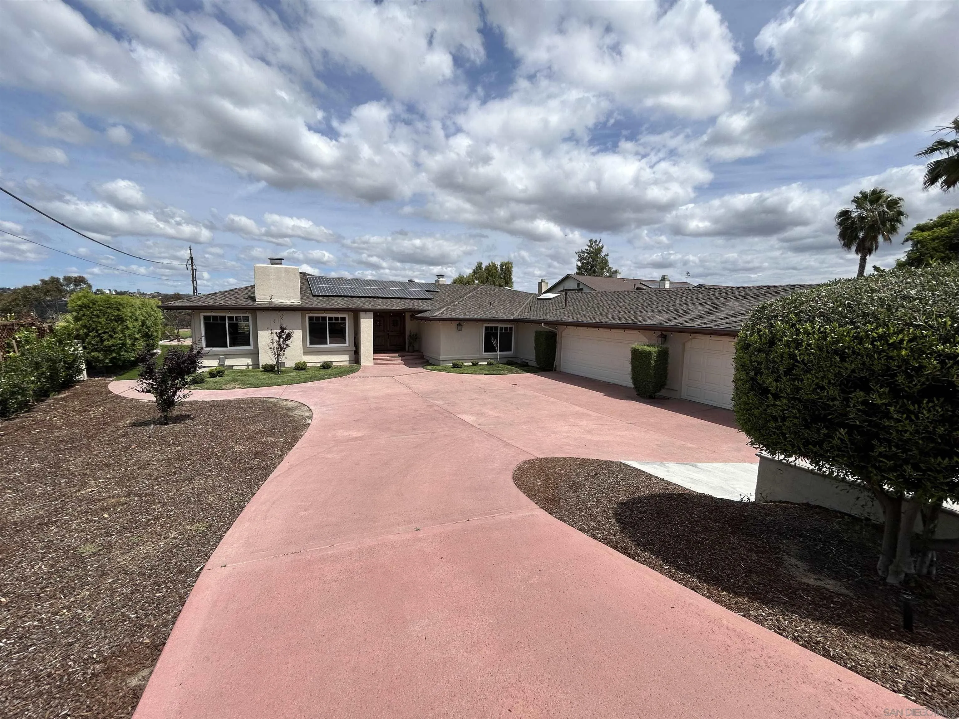 https://cdn.realtyfeed.com/cdn/127/260015217/6576f099c6b7b746bf04c2cb74124144.webp
