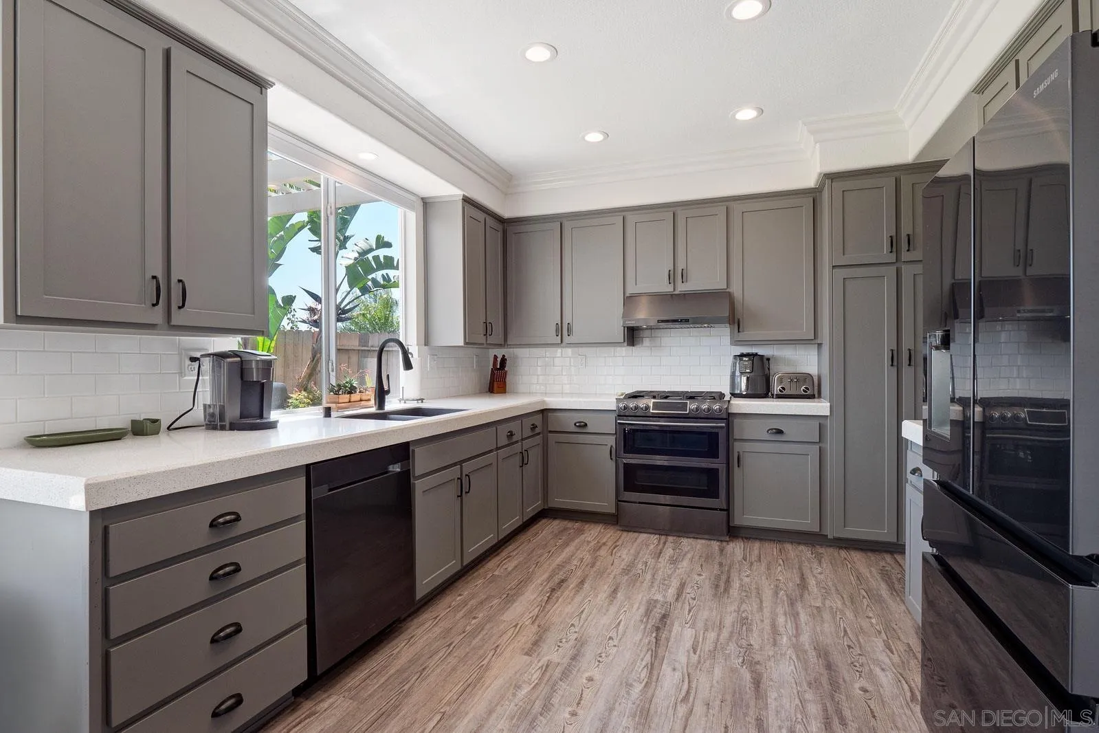 https://cdn.realtyfeed.com/cdn/127/260015225/286dc19b7ad299f858f63efe15792bb5.webp