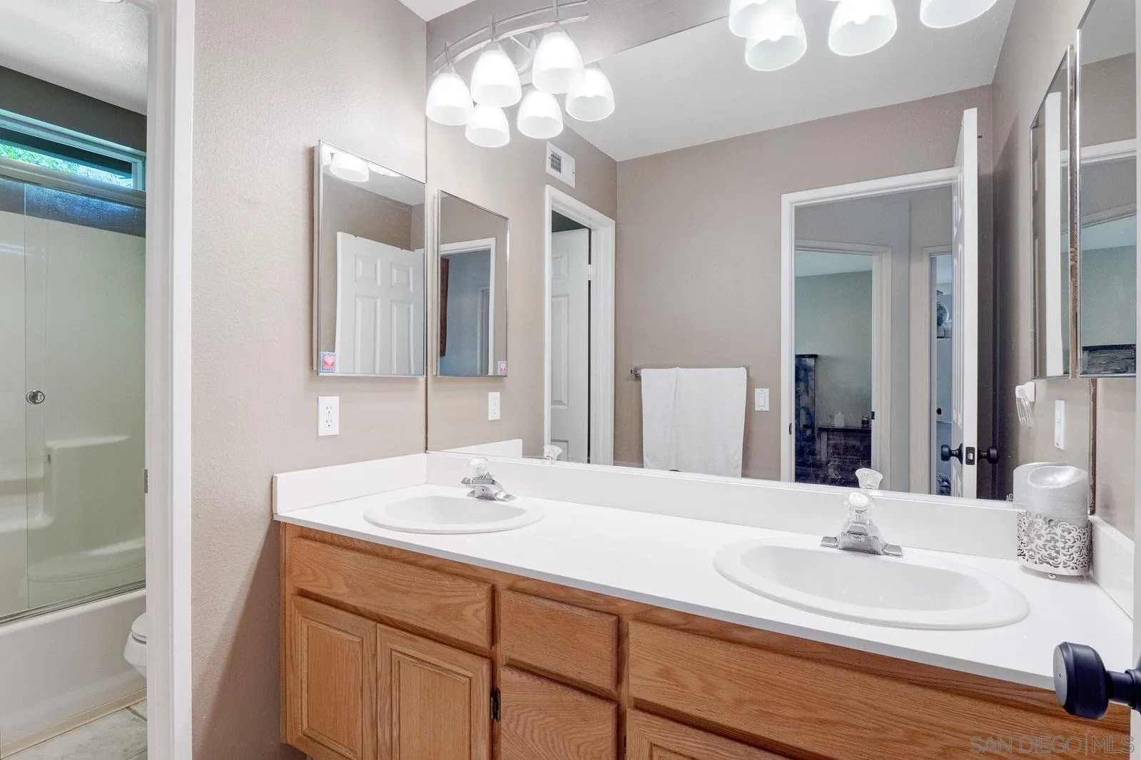 https://cdn.realtyfeed.com/cdn/127/260015225/432139f81a765e229259df27479beef6.webp