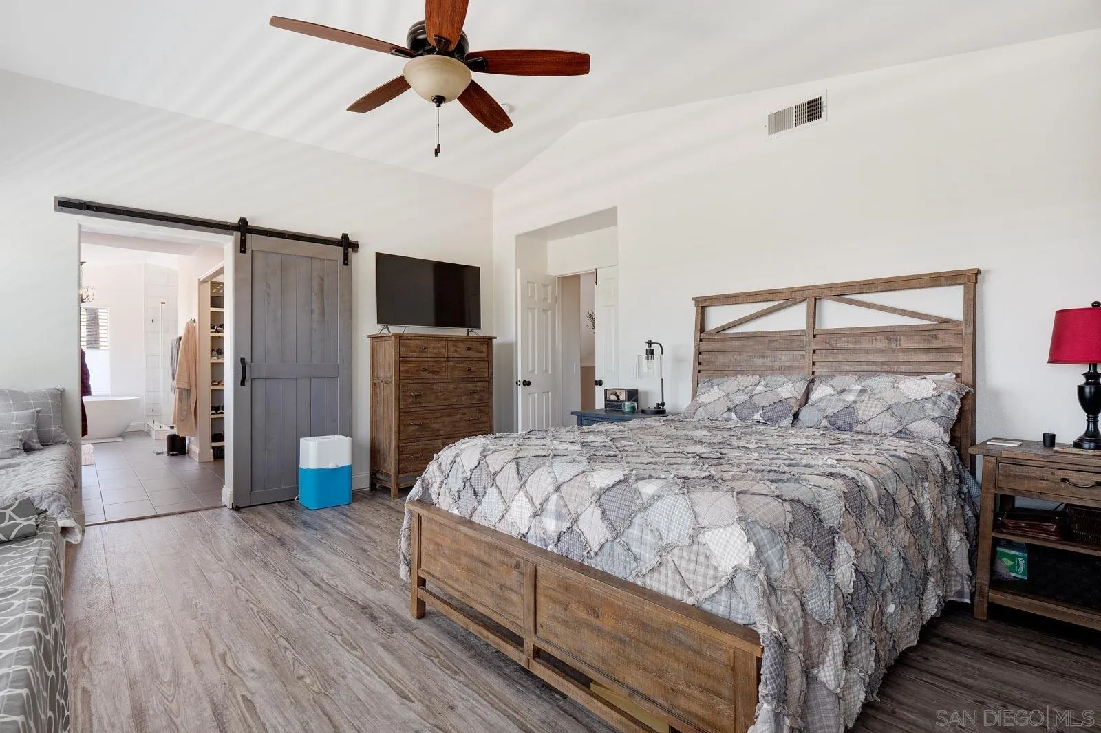 https://cdn.realtyfeed.com/cdn/127/260015225/7ef18df1fa1e4e933e2b328d0248d787.webp