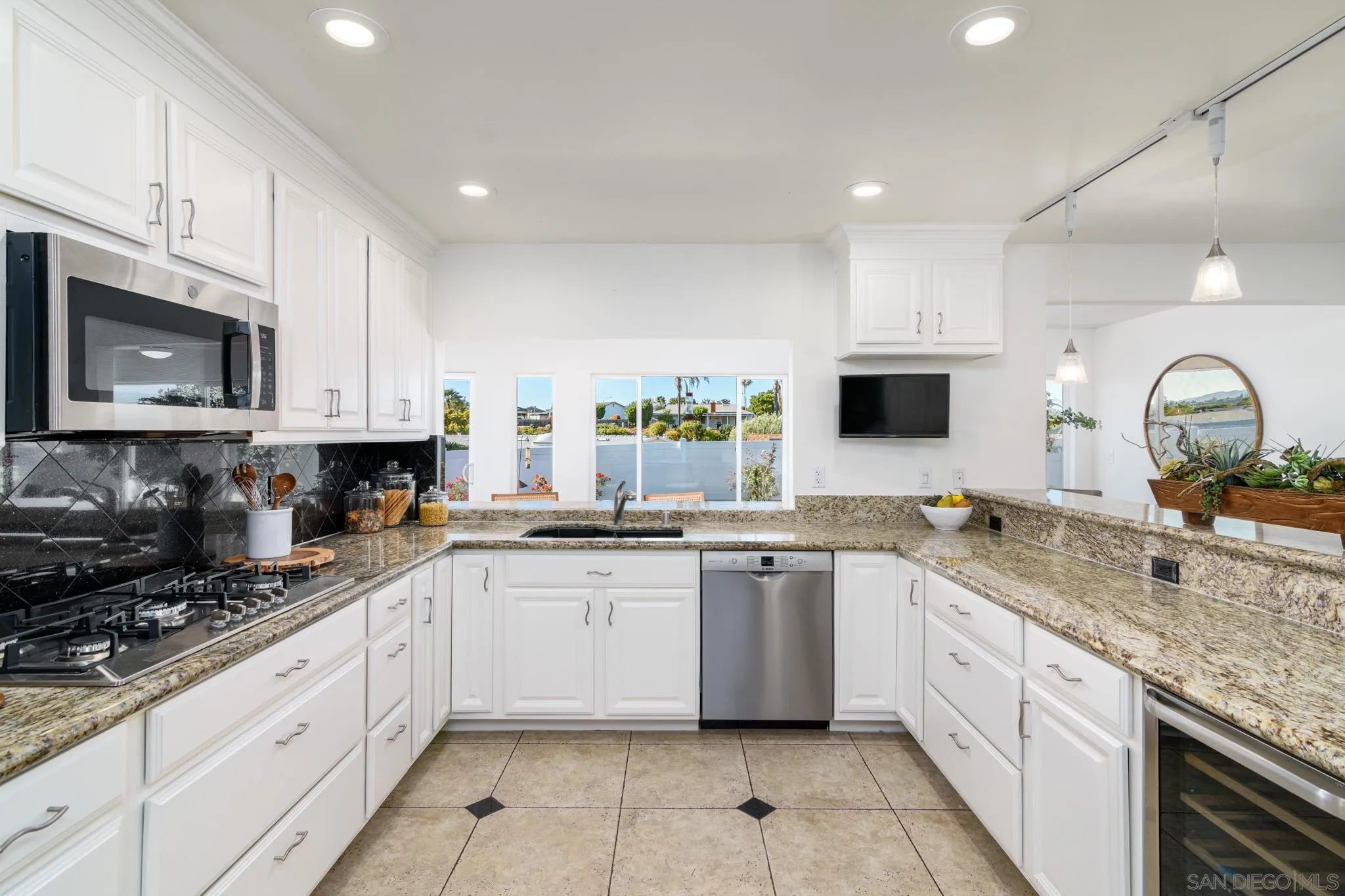 https://cdn.realtyfeed.com/cdn/127/260015228/e3e3ed3758badf22fefbb1239f694688.webp
