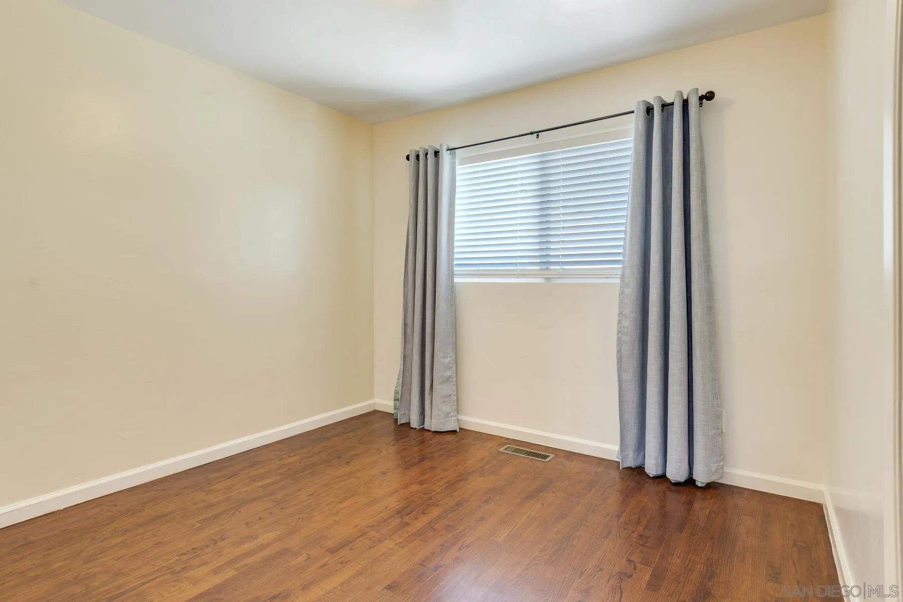 https://cdn.realtyfeed.com/cdn/127/260015230/041d328d54f17b83d99b30d725791a48.webp