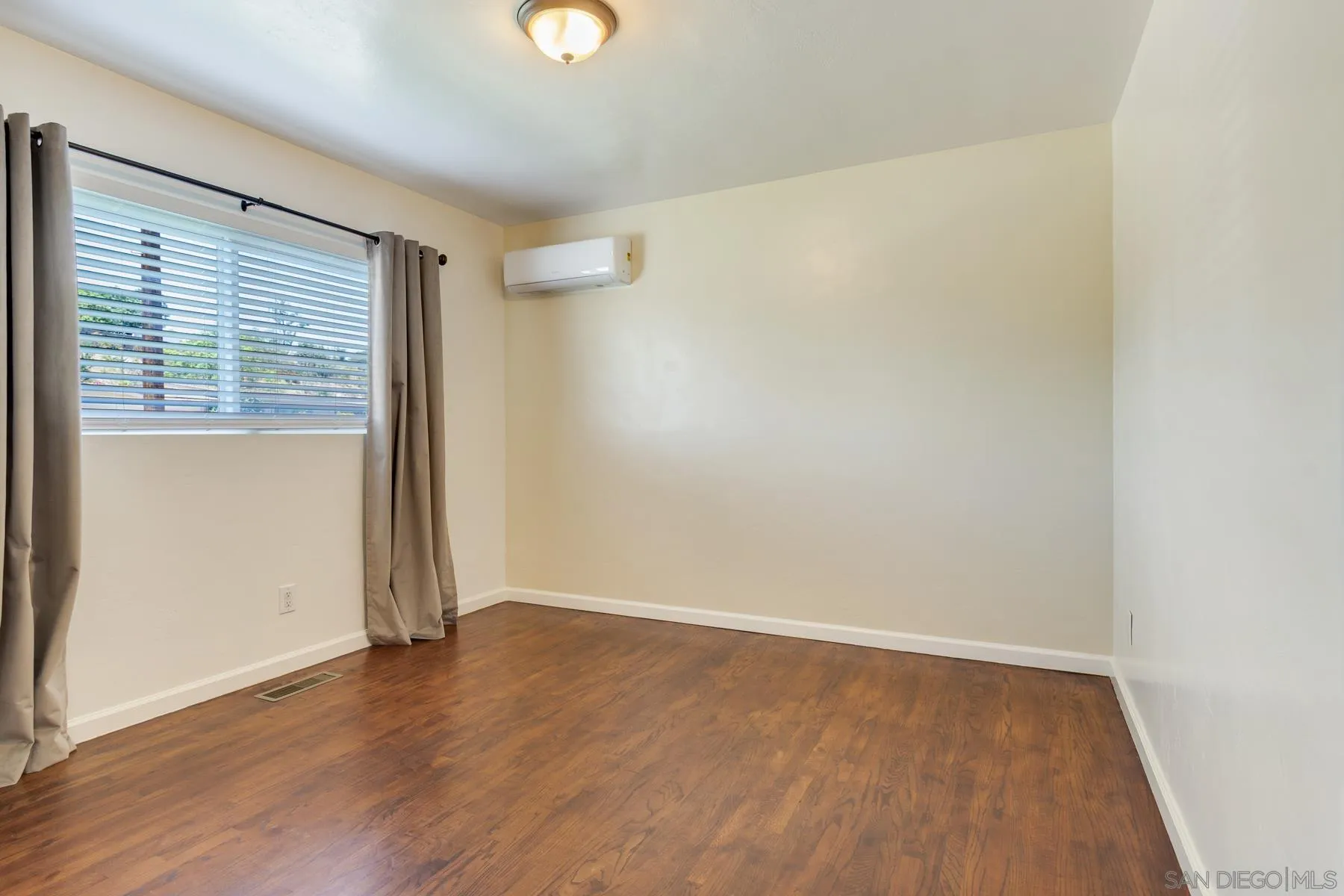 https://cdn.realtyfeed.com/cdn/127/260015230/1bf9499410ce2059ffcab5ad510c67f1.webp