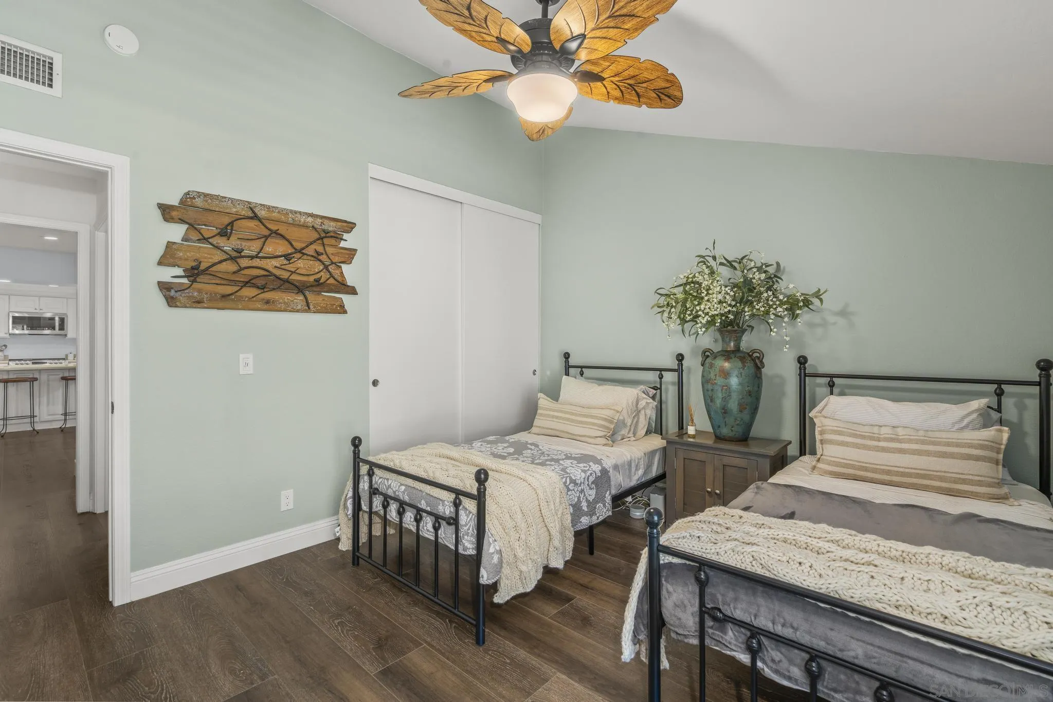 https://cdn.realtyfeed.com/cdn/127/260015235/da64f50e0726c6c298214acfdb823aee.webp