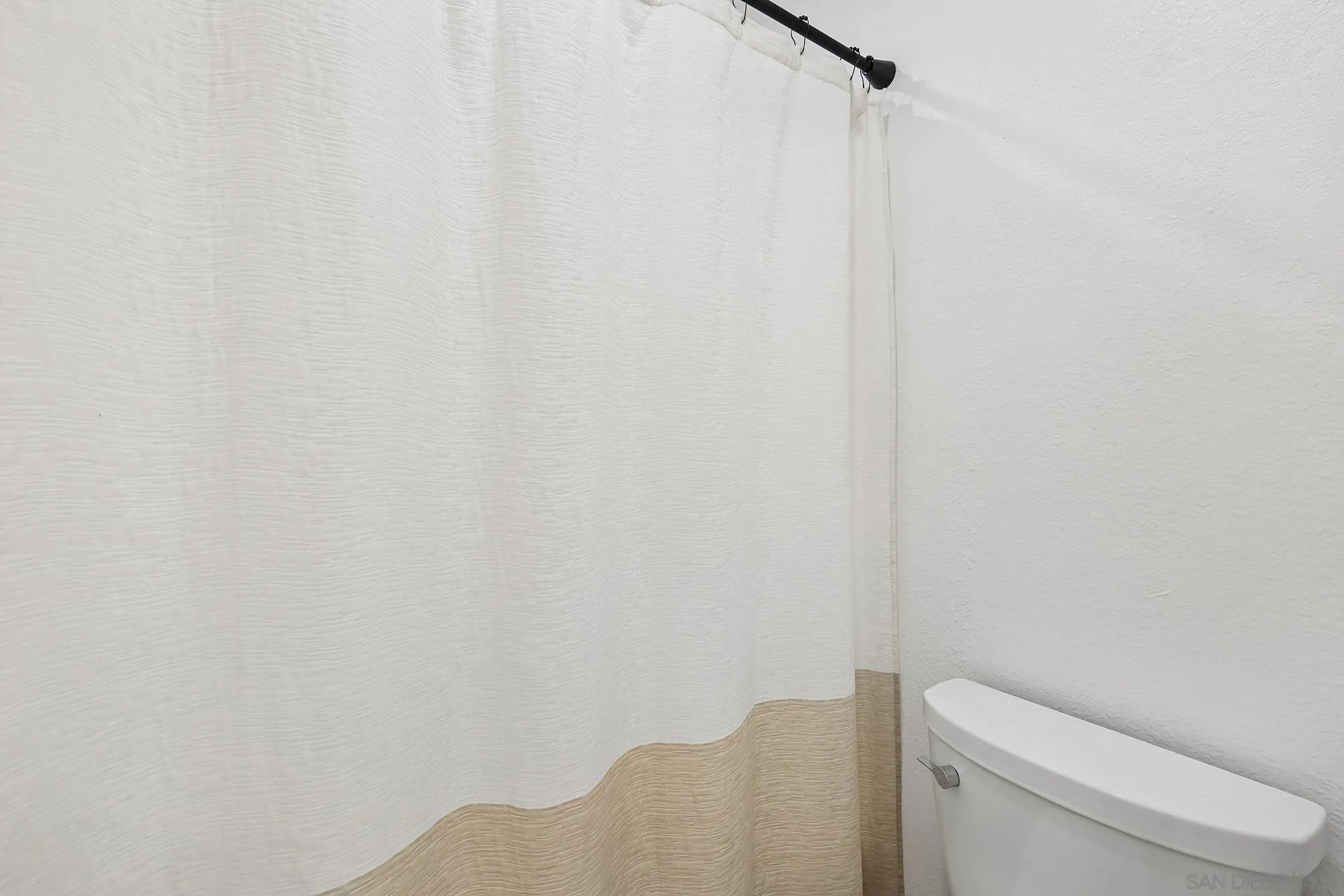 https://cdn.realtyfeed.com/cdn/127/260015236/2d4cbc1854db334f48077bf2341f5553.webp